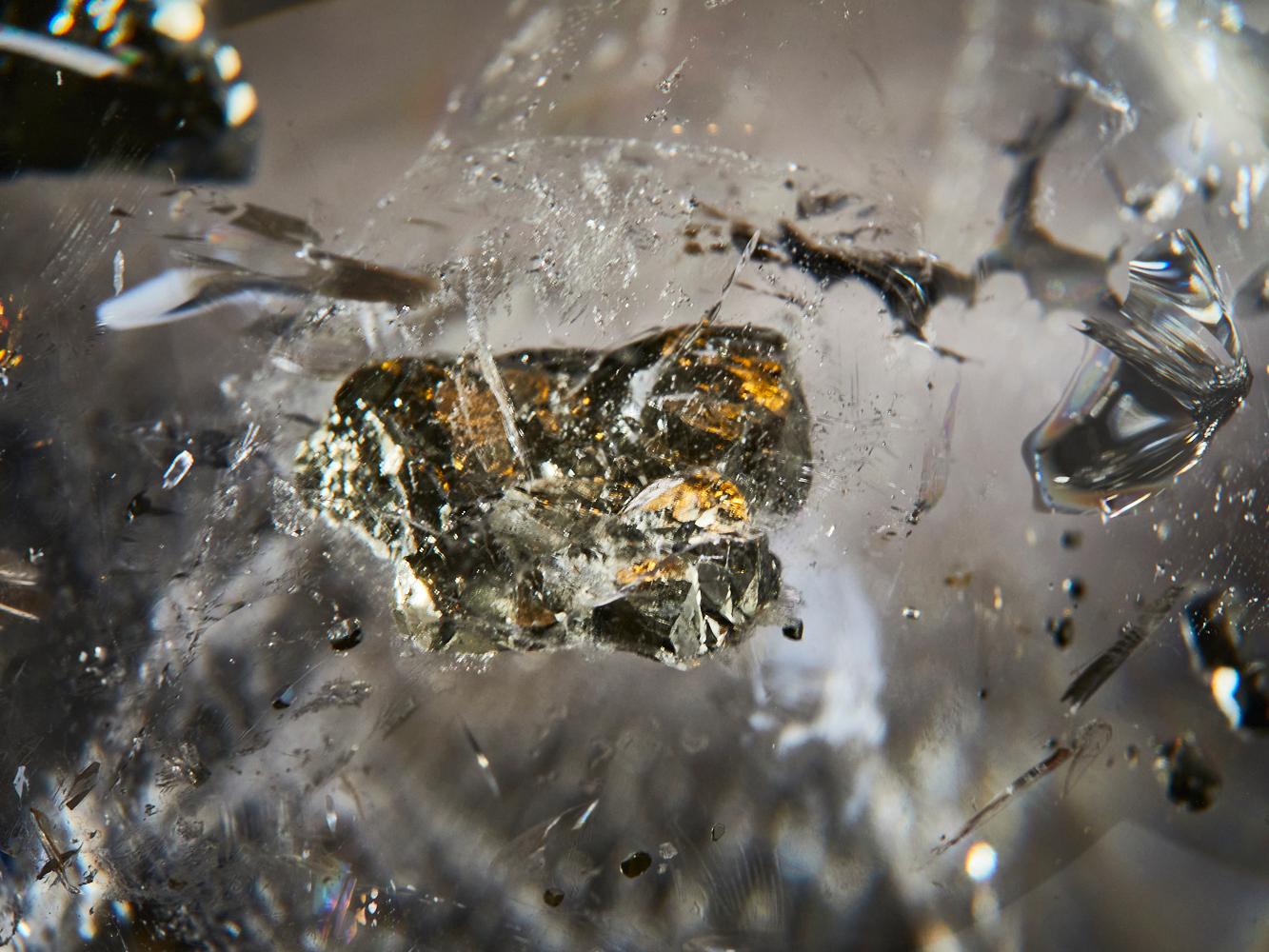 Pyrite dorée dans une sphère de quartz en vente 3