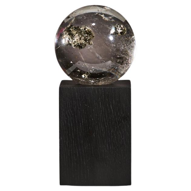 Pyrite dorée dans une sphère de quartz en vente