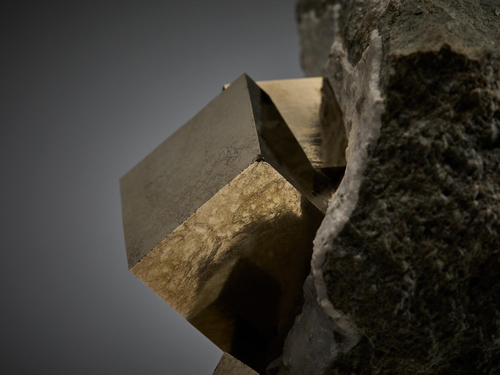 Golden Pyrite on Matrix im Angebot 4
