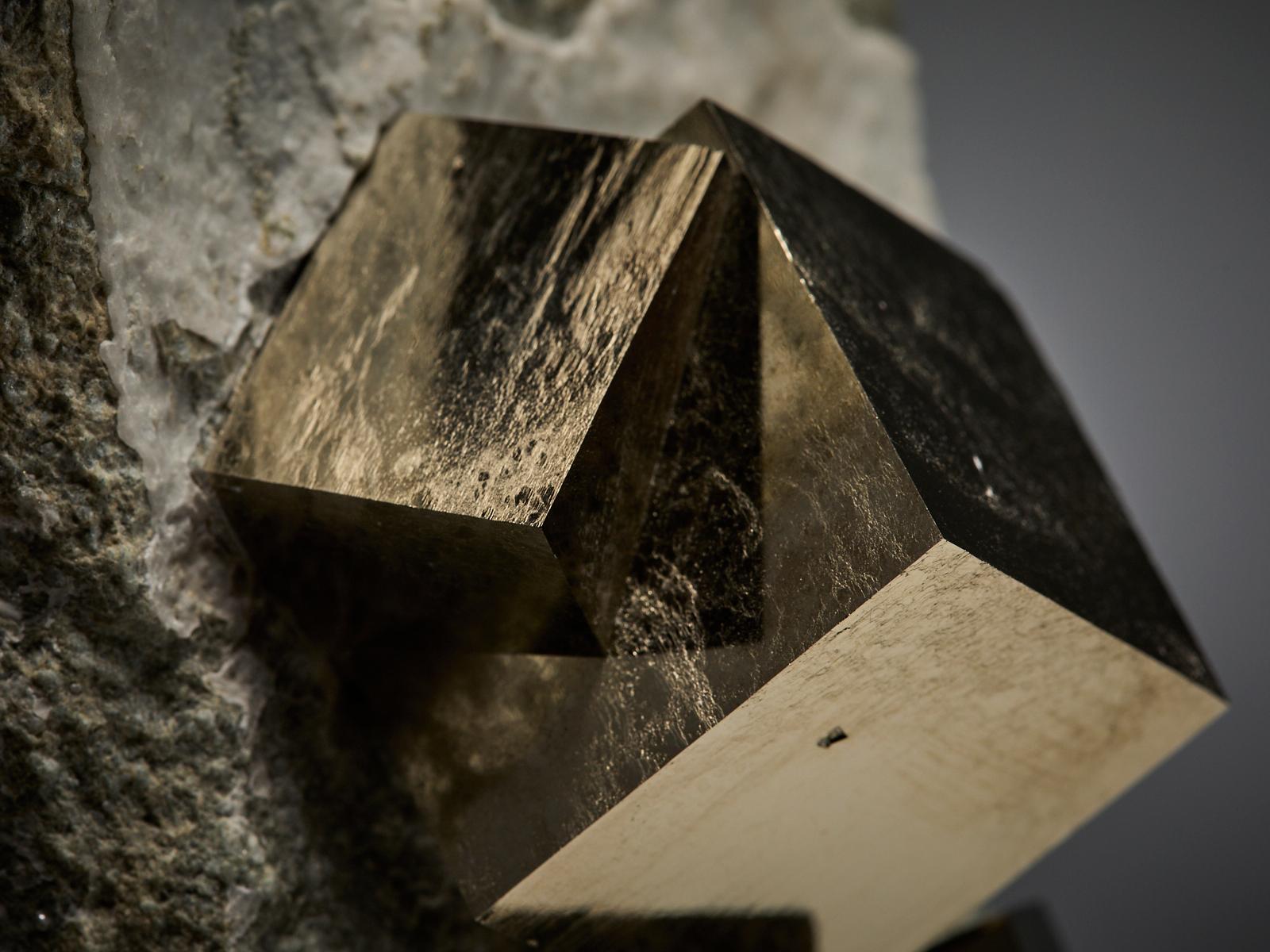 Golden Pyrite on Matrix im Angebot 6