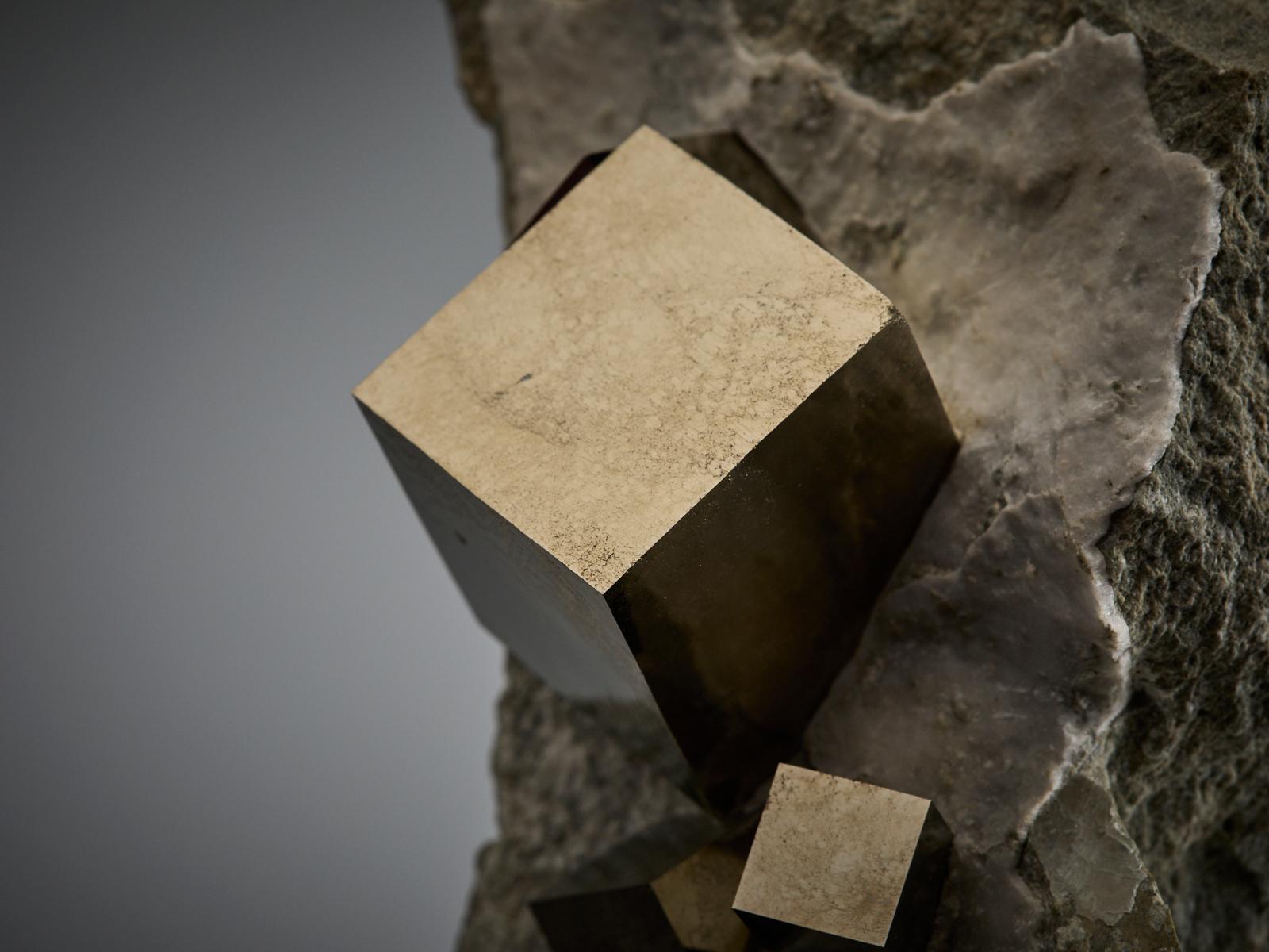Golden Pyrite on Matrix im Angebot 9