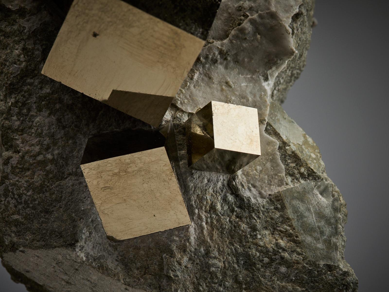Golden Pyrite on Matrix im Angebot 10