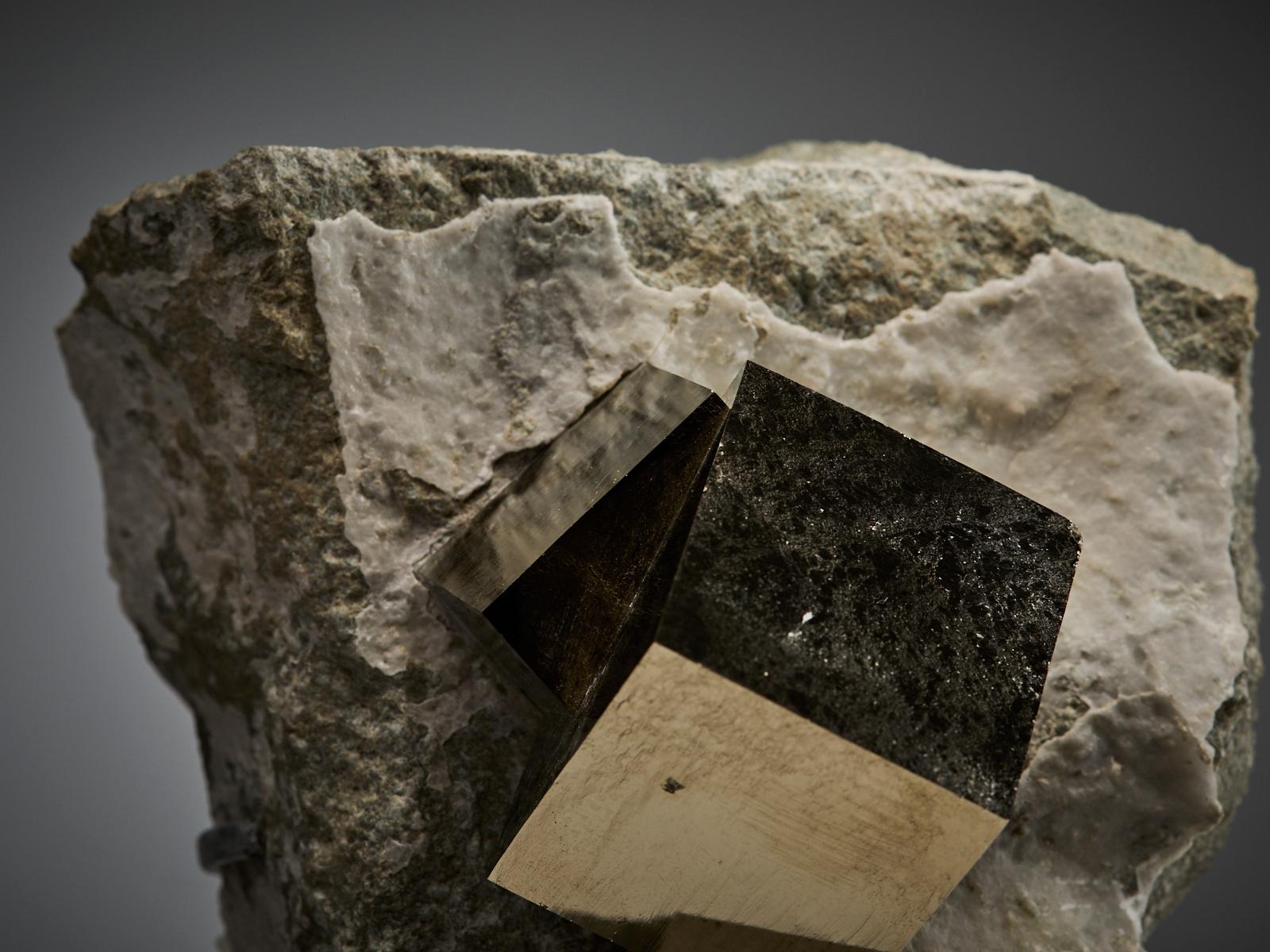 Golden Pyrite on Matrix im Angebot 11
