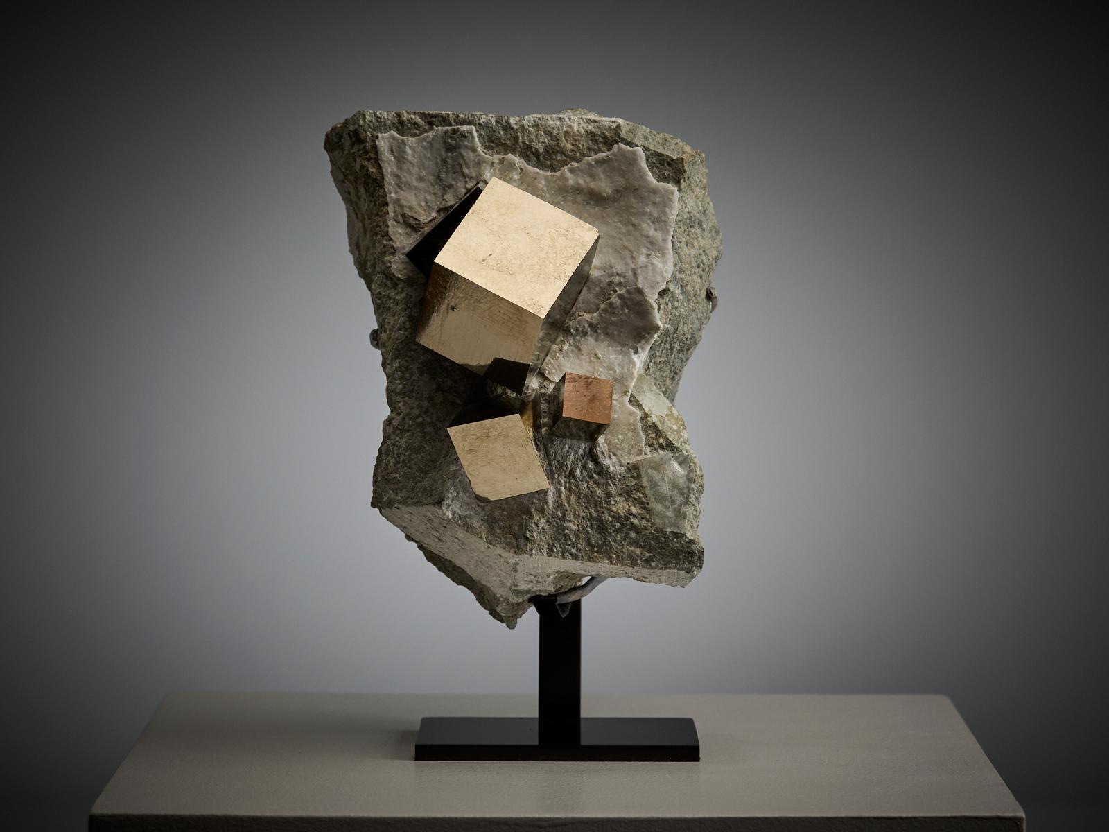 Golden Pyrite on Matrix (Spanisch) im Angebot