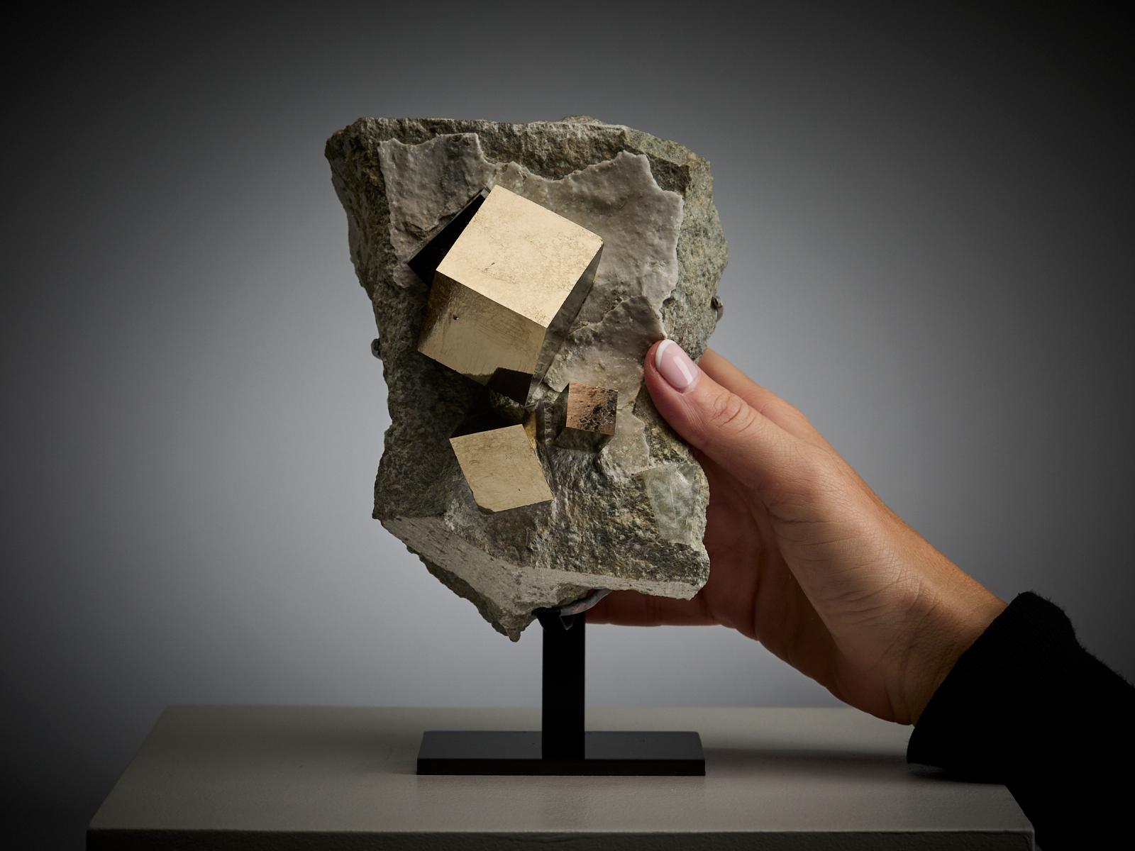 Golden Pyrite on Matrix im Zustand „Hervorragend“ im Angebot in London, GB