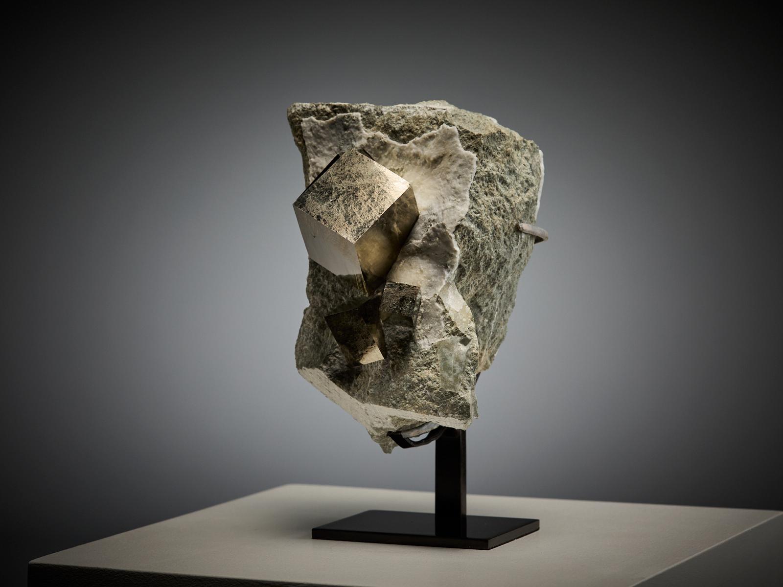Golden Pyrite on Matrix (Kristall) im Angebot