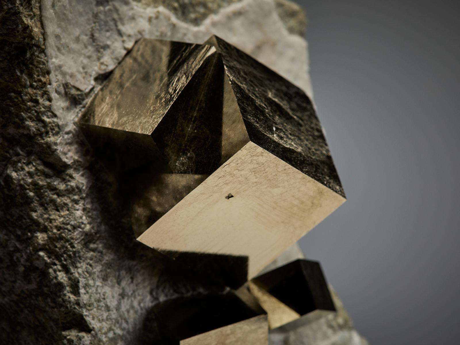 Golden Pyrite on Matrix im Angebot 2