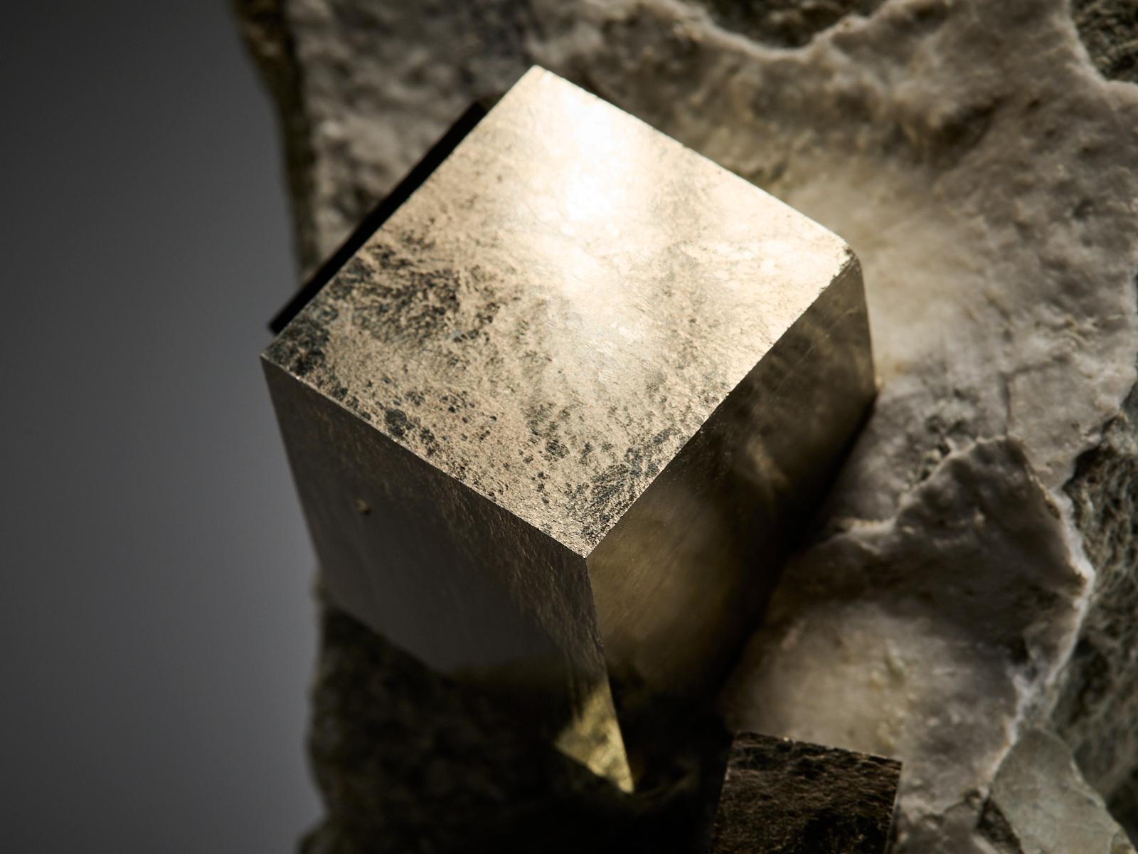 Golden Pyrite on Matrix im Angebot 3