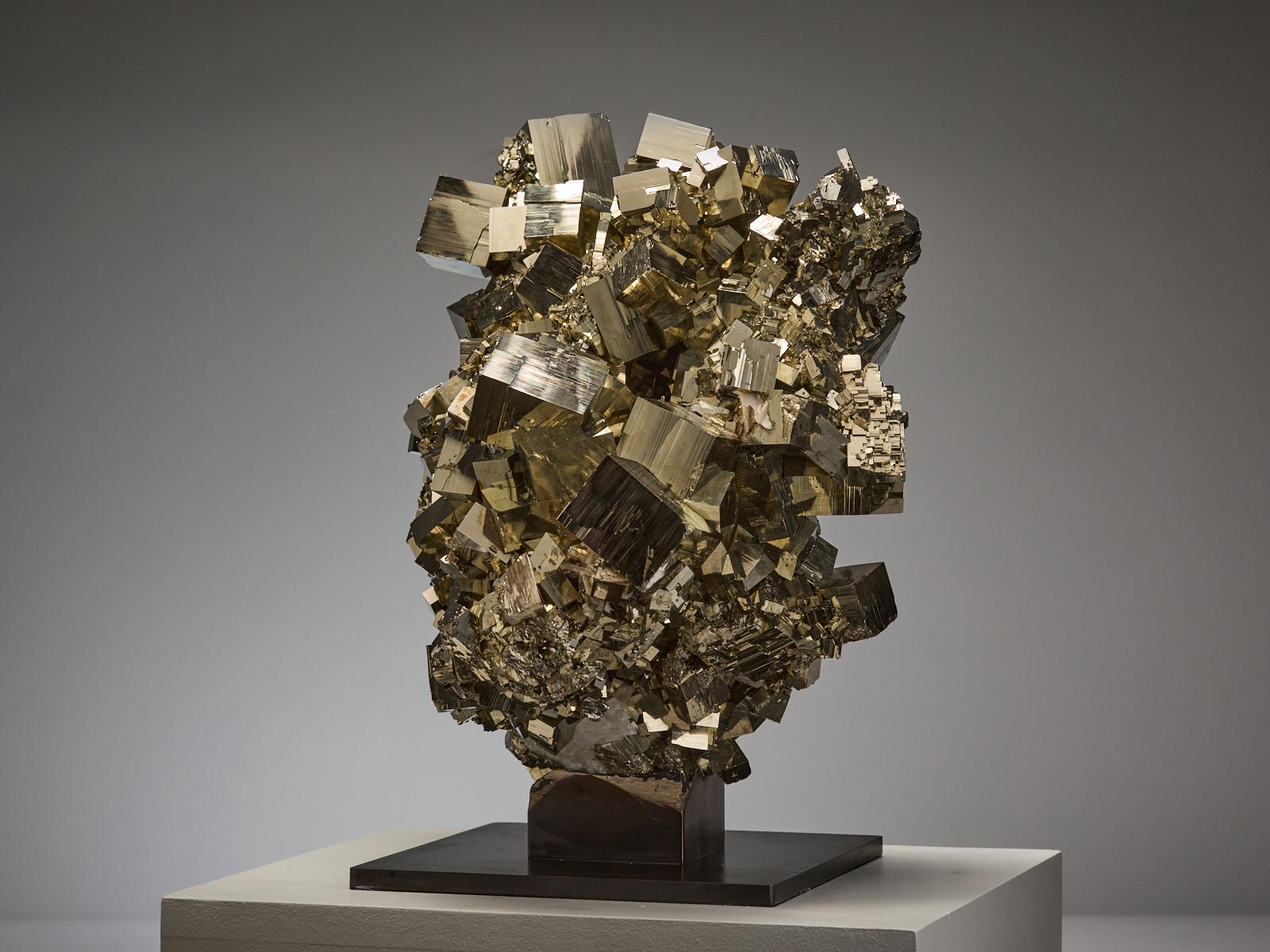Peruviano Golden Pyrite Sculpture in vendita