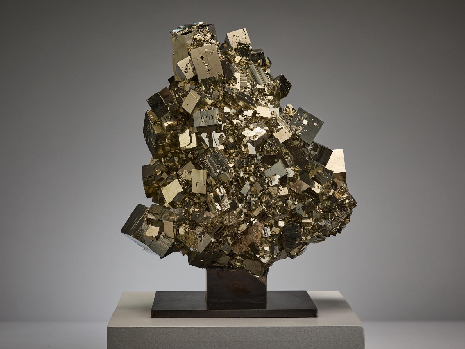 Fino al XVIII secolo Golden Pyrite Sculpture in vendita