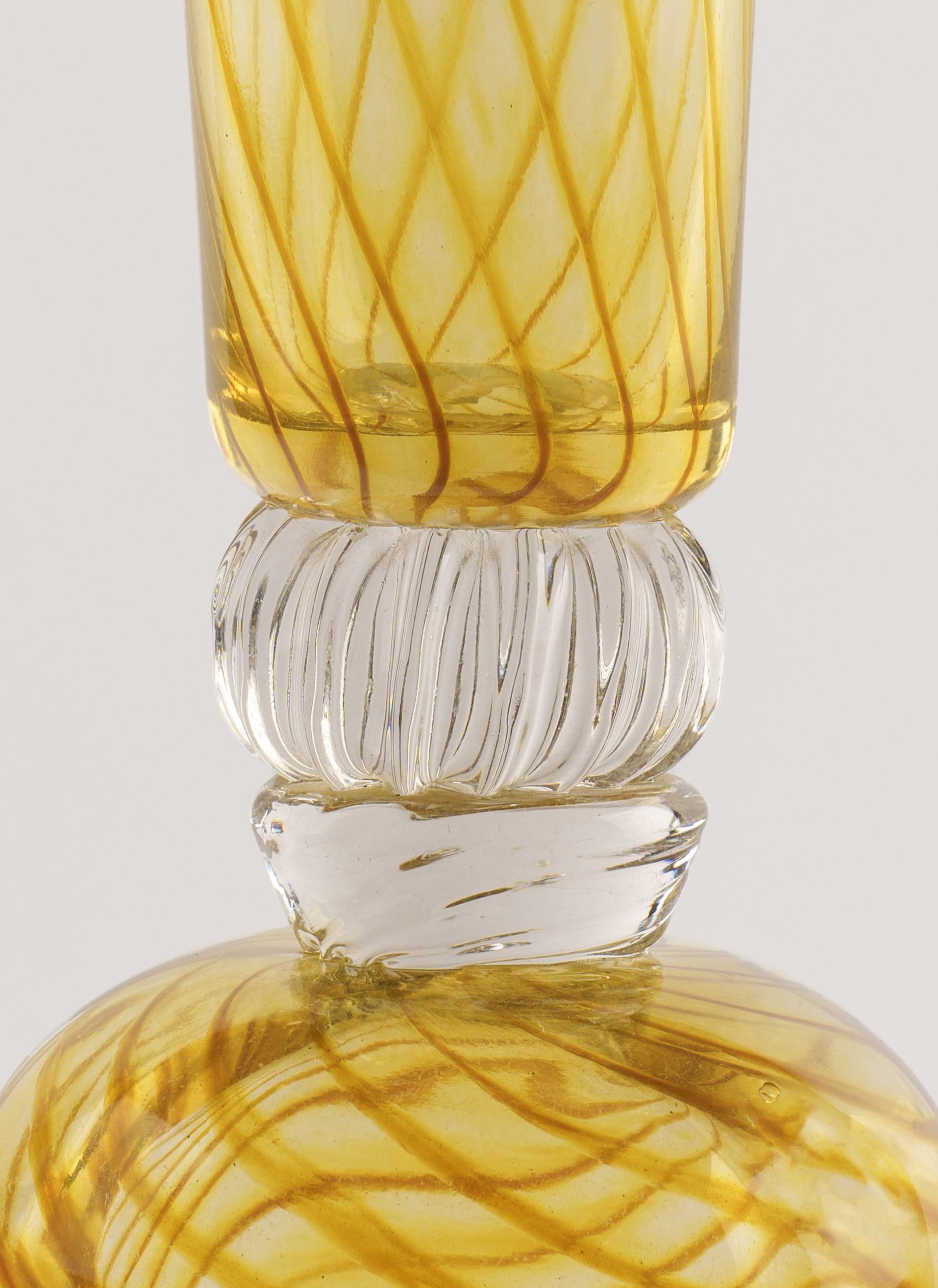 L'extraordinaire talent artistique de Jeremiah Jacobs transparaît dans cette captivante sculpture en verre soufflé, mélange harmonieux d'élégance et d'innovation. Cette pièce met en valeur la beauté resplendissante du verre doré et du verre