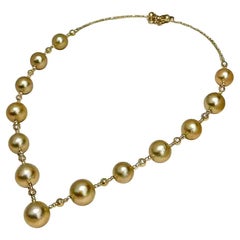 Collier Aurora ligne cœur avec perles des mers du Sud rayonnantes dorées