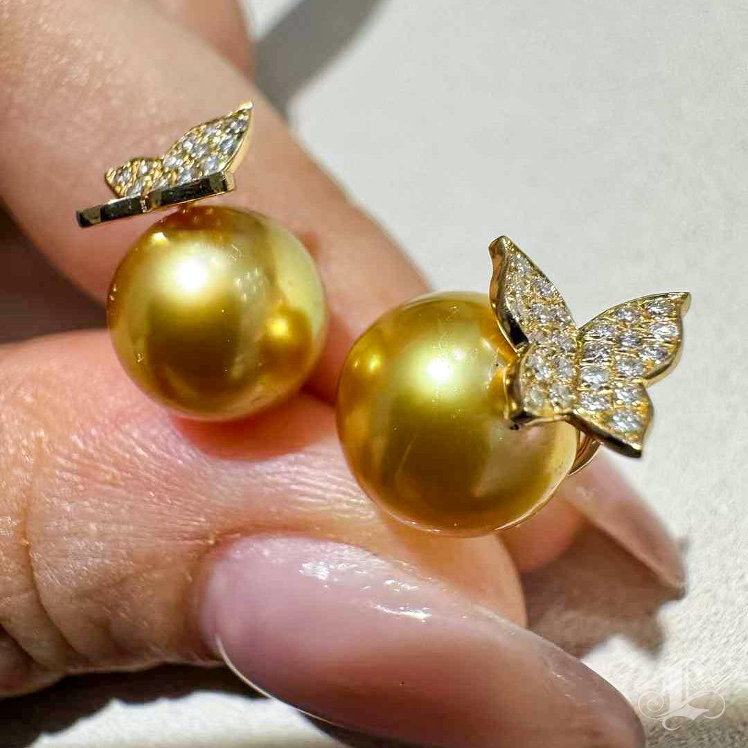 【Golden Radiance】Butterfly Kiss South Sea Pearl & Diamond Earrings In New Condition For Sale In New York, NY