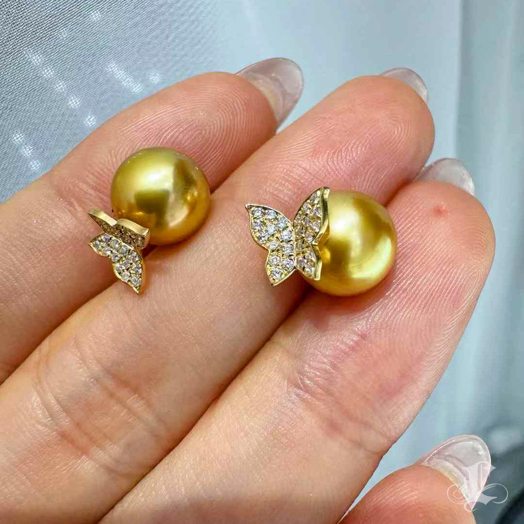 【Golden Radiance】Butterfly Kiss South Sea Pearl & Diamond Earrings For Sale 1