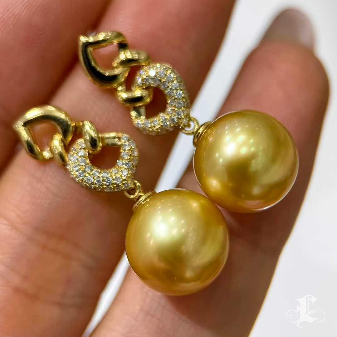 【Golden Radiance】Gilded Links - Boucles d'oreilles en perles d'or des mers du Sud Neuf - En vente à New York, NY