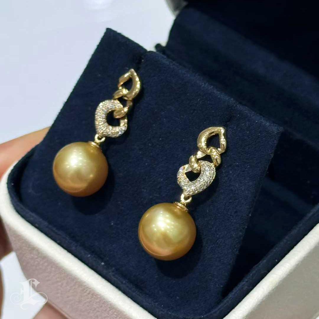 【Golden Radiance】Gilded Links - Boucles d'oreilles en perles d'or des mers du Sud en vente 1