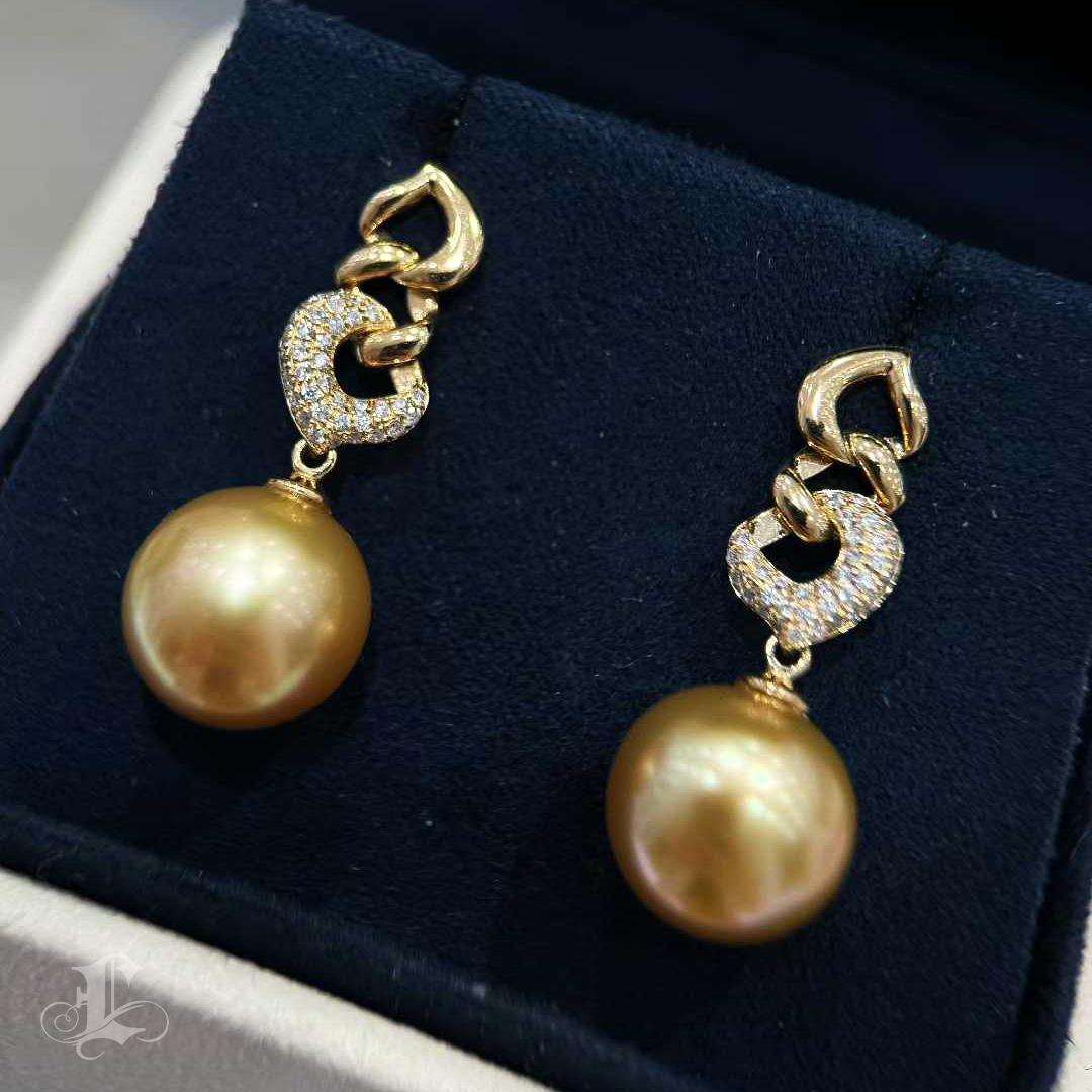 【Golden Radiance】Gilded Links - Boucles d'oreilles en perles d'or des mers du Sud en vente 2