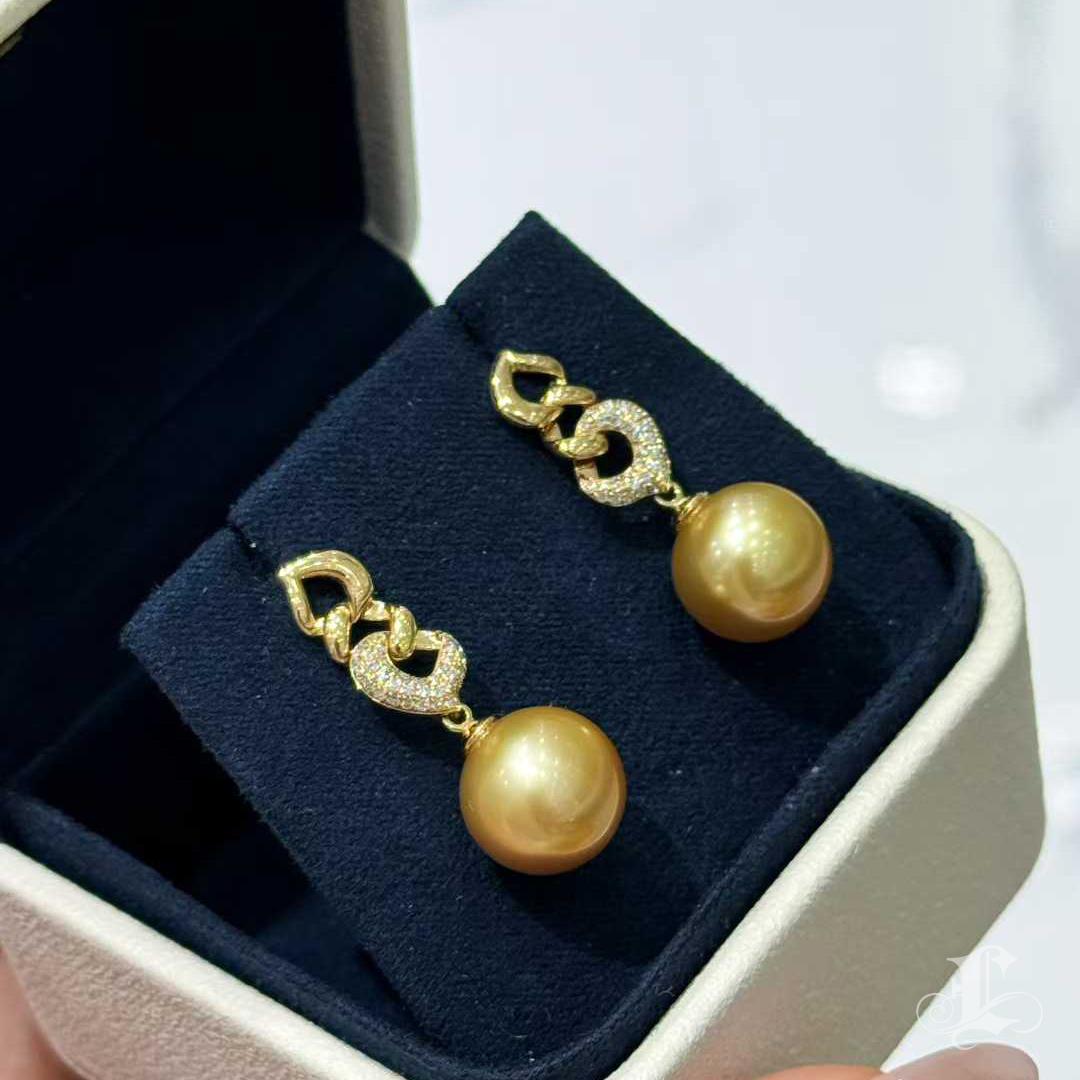【Golden Radiance】Gilded Links - Boucles d'oreilles en perles d'or des mers du Sud en vente 3