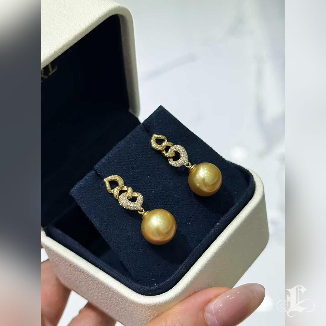 【Golden Radiance】Gilded Links - Boucles d'oreilles en perles d'or des mers du Sud en vente 4
