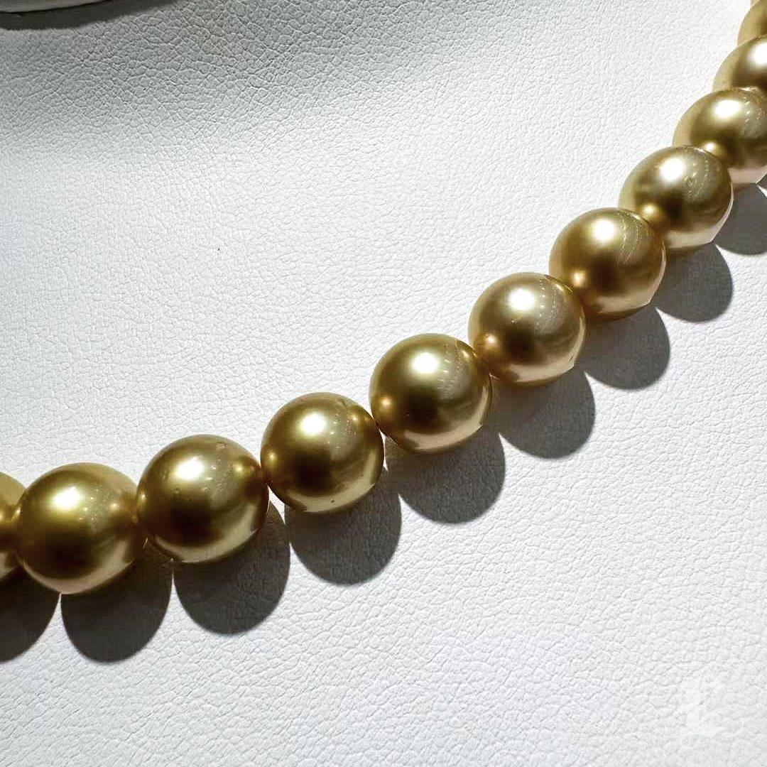【Golden Radiance】GUILD-Certified Rich Golden South Sea Pearl Necklace For Sale 5