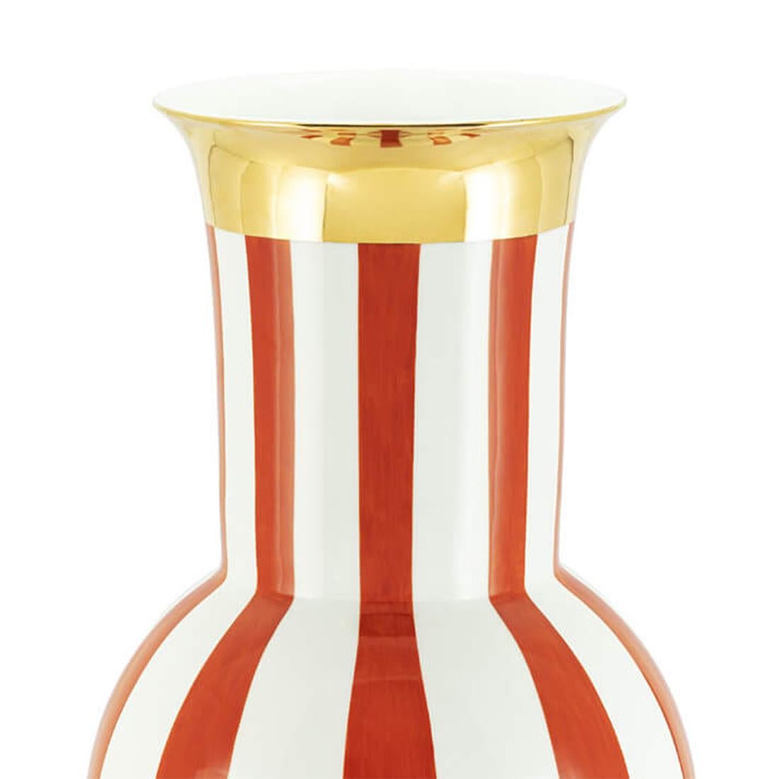 Vase golden red large in porcelain
and with collar in gold finish.
Also available in medium size on request.