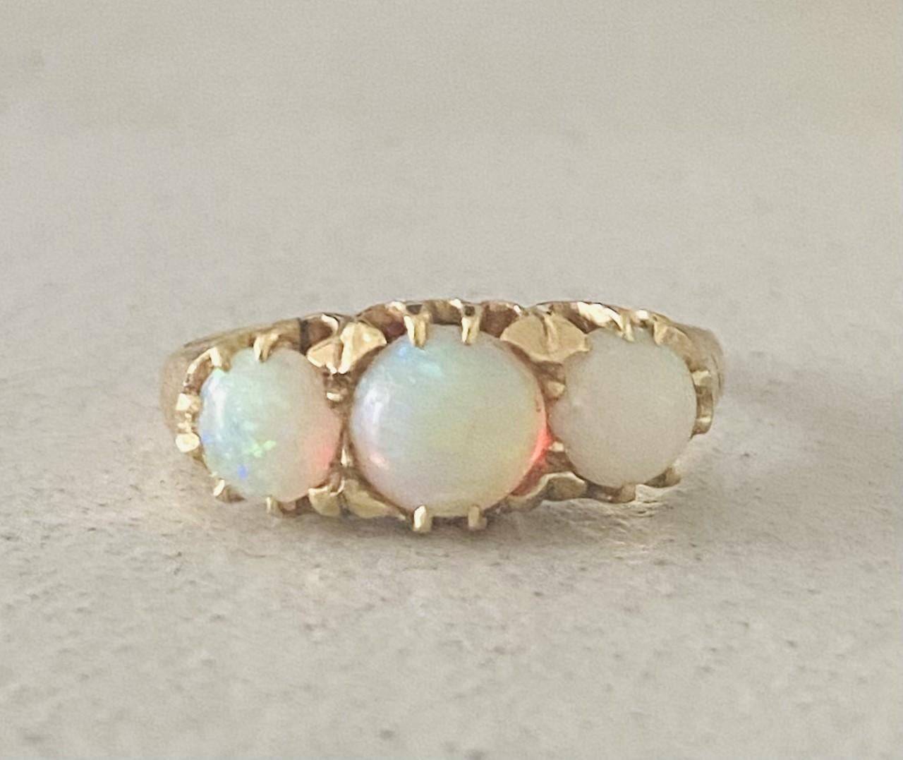 Fabulous preloved ring! This jewel is made of 14 carat yellow gold and holds 3 stunning opals of 1.6 carat. One of kind eye-catcher and in mint condition. In the center you will find the biggest opal. The opals gives you a beautiful play of white