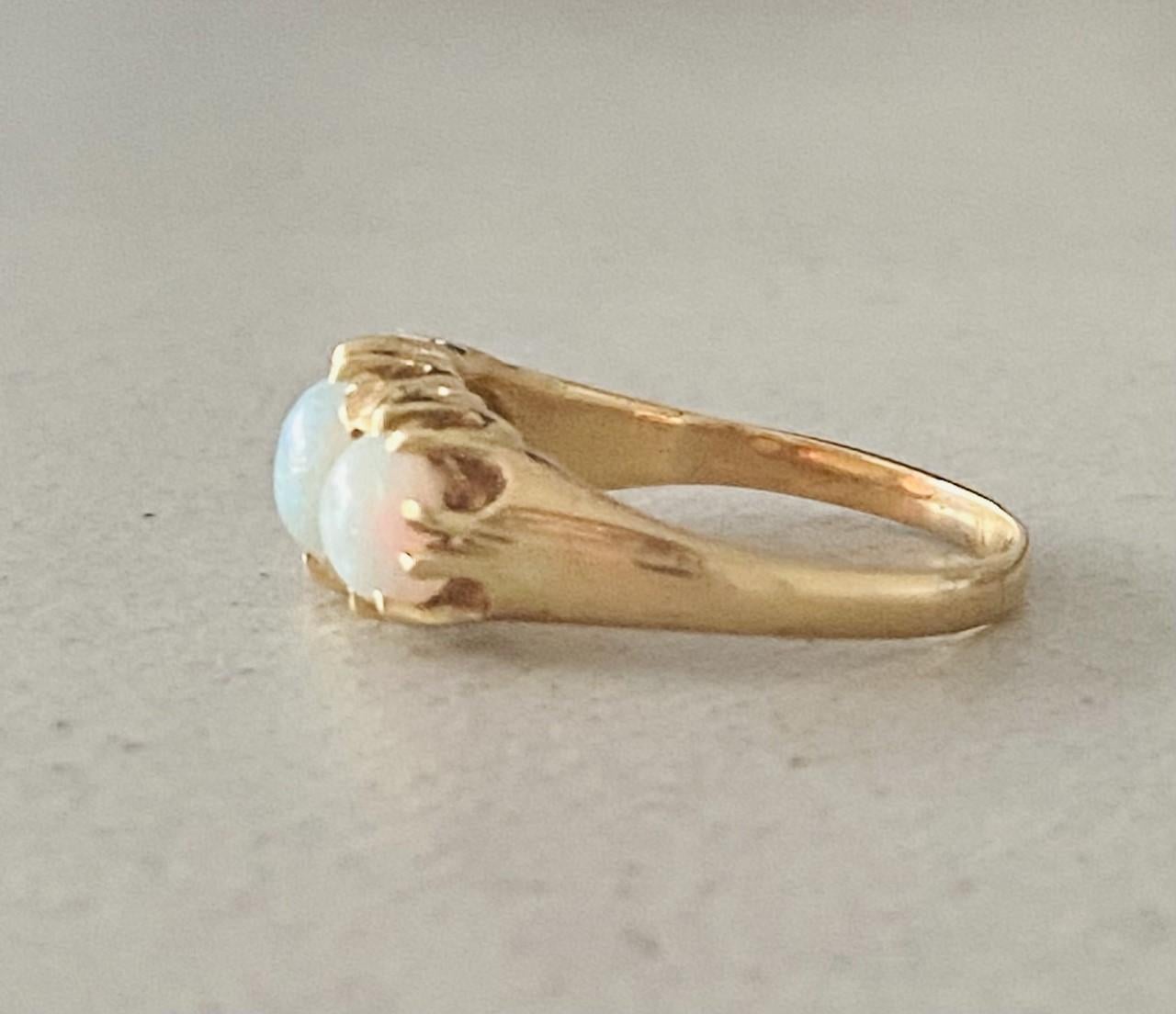 Romantic Pre-loved ring made of 14 carat yellow gold with 3 stunning opals of 1.6 carat  For Sale