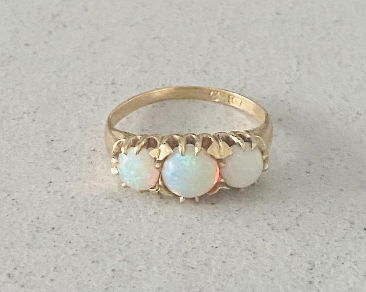 Ball Cut Pre-loved ring made of 14 carat yellow gold with 3 stunning opals of 1.6 carat  For Sale