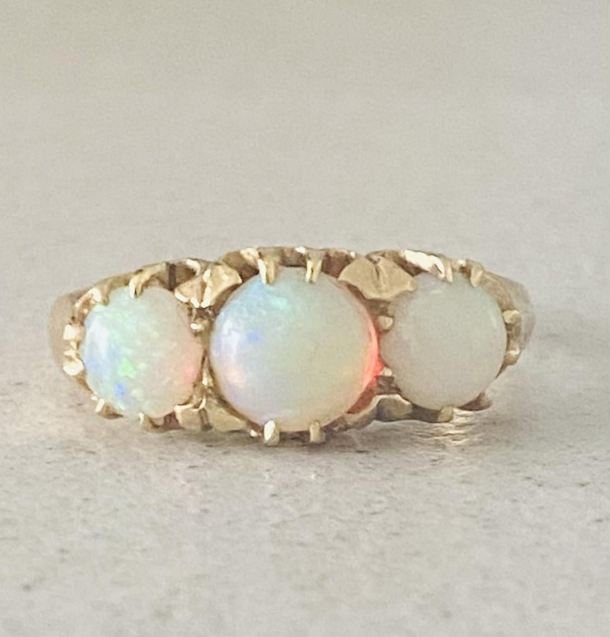 Pre-loved ring made of 14 carat yellow gold with 3 stunning opals of 1.6 carat  For Sale 1