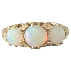 Vintage Pre-loved ring made of 14 carat yellow gold with 3 stunning opals of 1.6 carat 