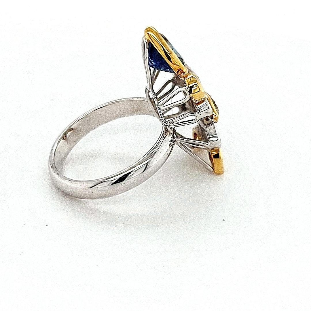 18kt white Gold Ring Depicting a Fish with 2.03ct Diamonds, 2.29ct Sapphires For Sale 5
