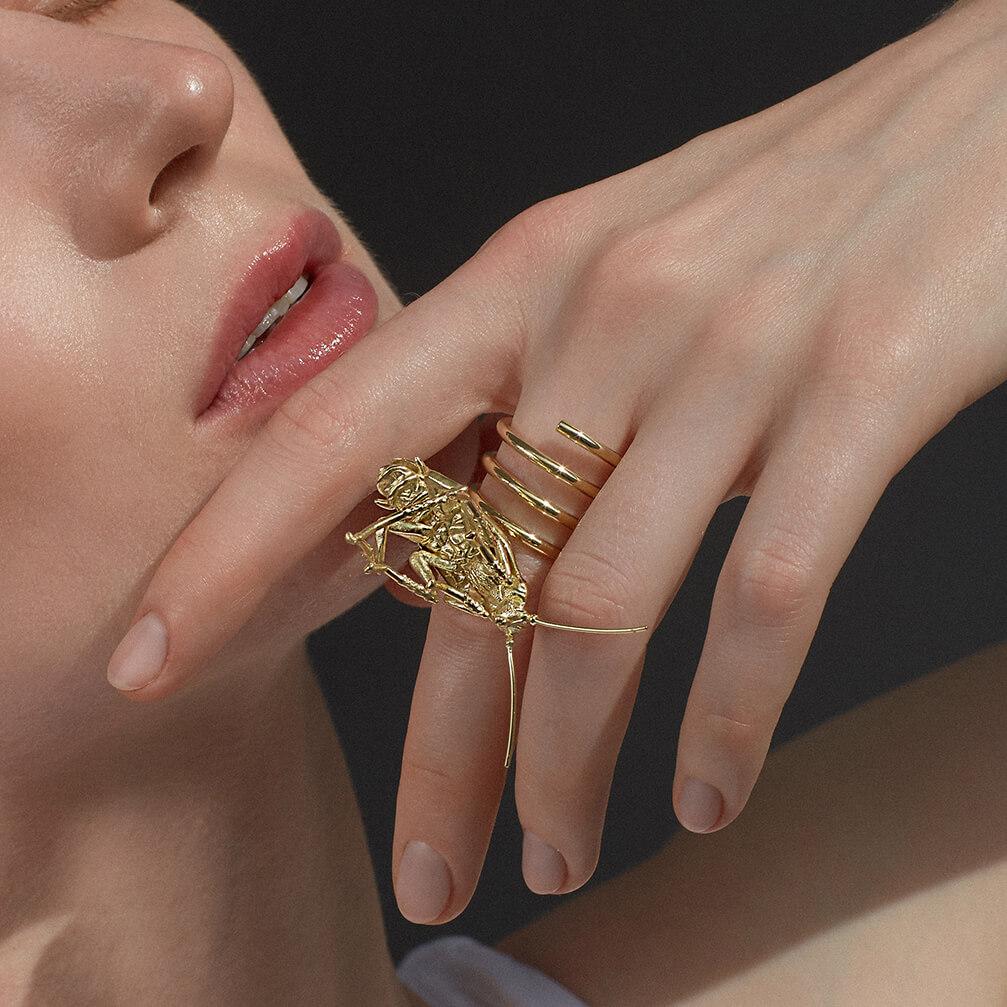 Contemporary Golden cocktail ring with realistic nature, 18k Yellow Gold For Sale