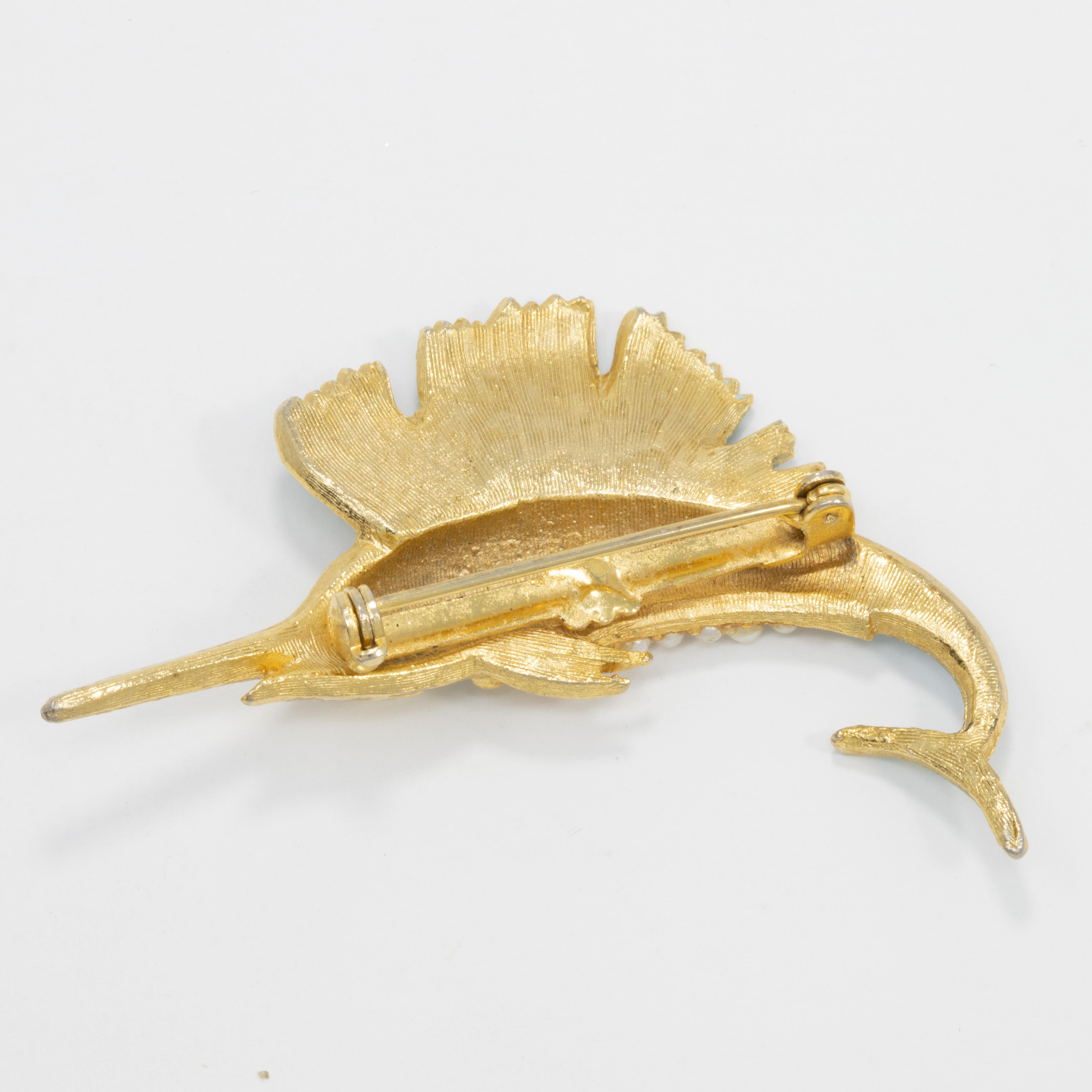 Goldene Nautische Anstecknadelbrosche mit goldenen Segelfisch, Aqua-Emaille und Kunstperlen (Retro) im Angebot