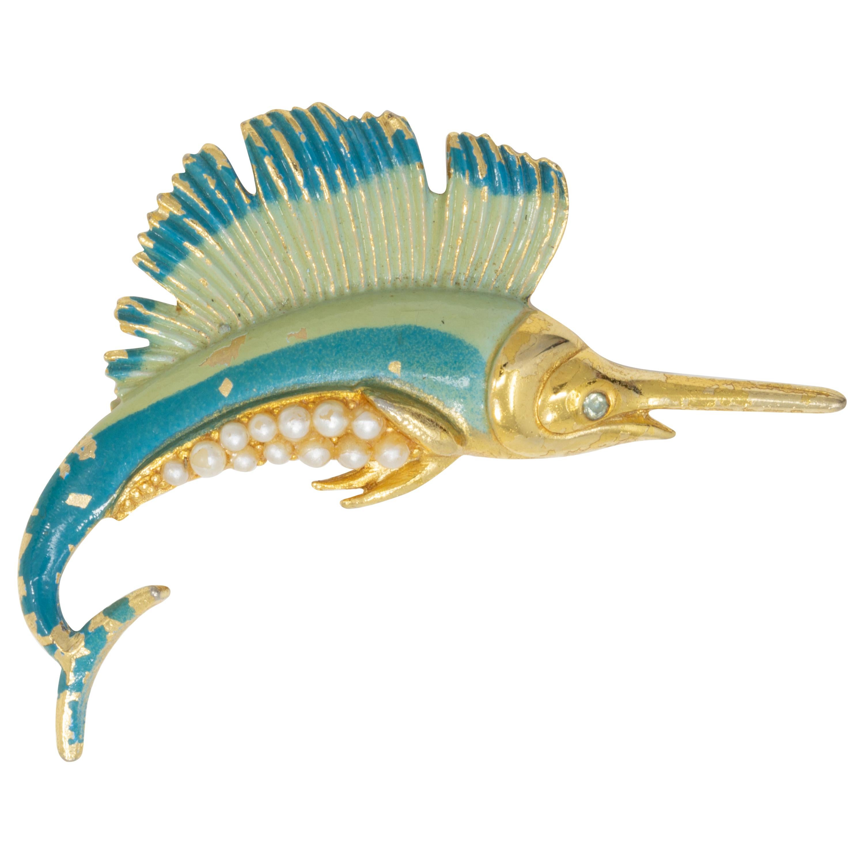 Goldene Nautische Anstecknadelbrosche mit goldenen Segelfisch, Aqua-Emaille und Kunstperlen im Angebot