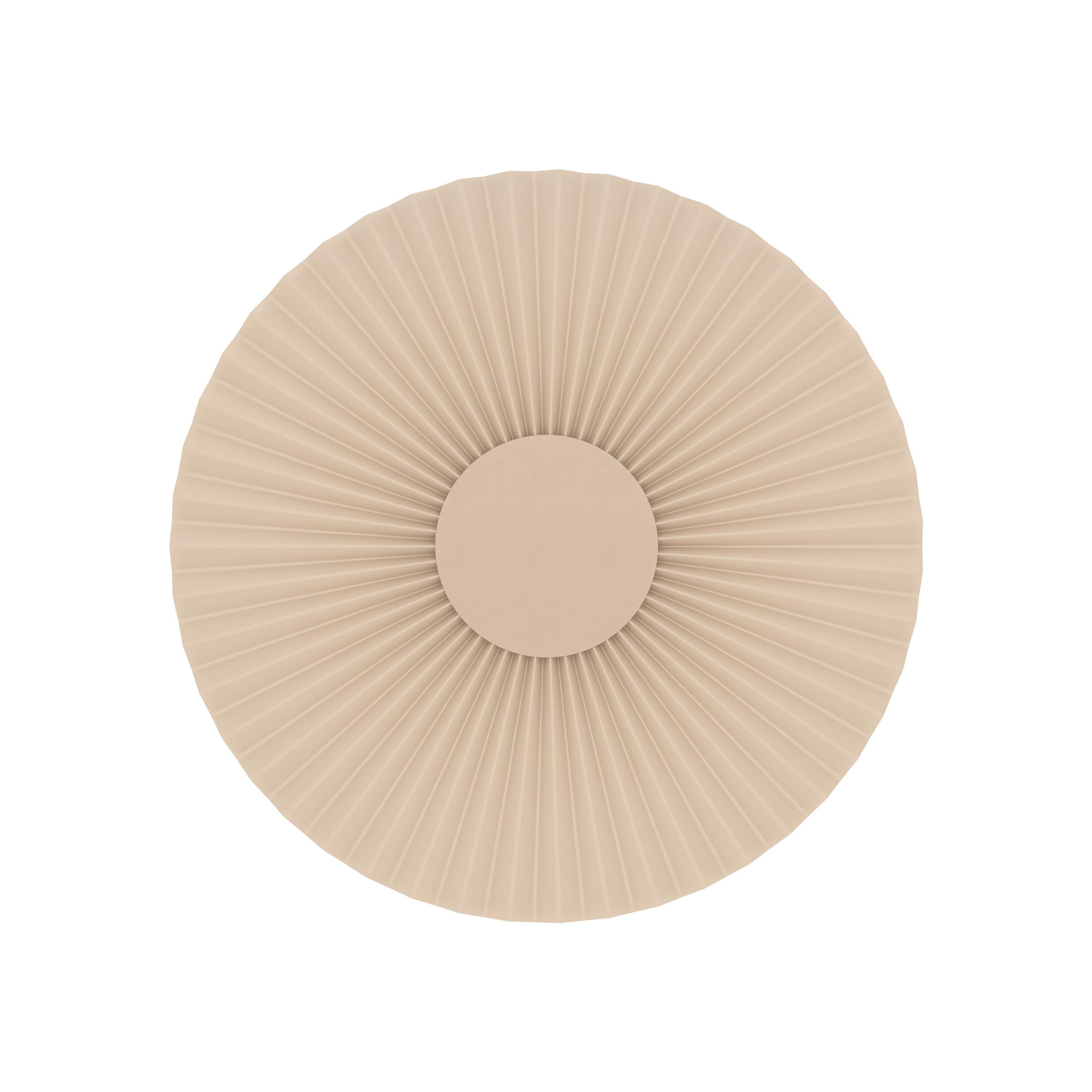 Carmen-Wandleuchte aus goldenem Sand von HARTO
Abmessungen: B 50 x T 7 x H 50 cm. 
MATERIALIEN: Textil laminiert auf PET: 1 Seite 100% Polyester / 1 Seite 100% Baumwolle, Lackiertes Metall. 
Gewicht: 1.2 kg

In einem Schlafzimmer, im Wohnzimmer oder