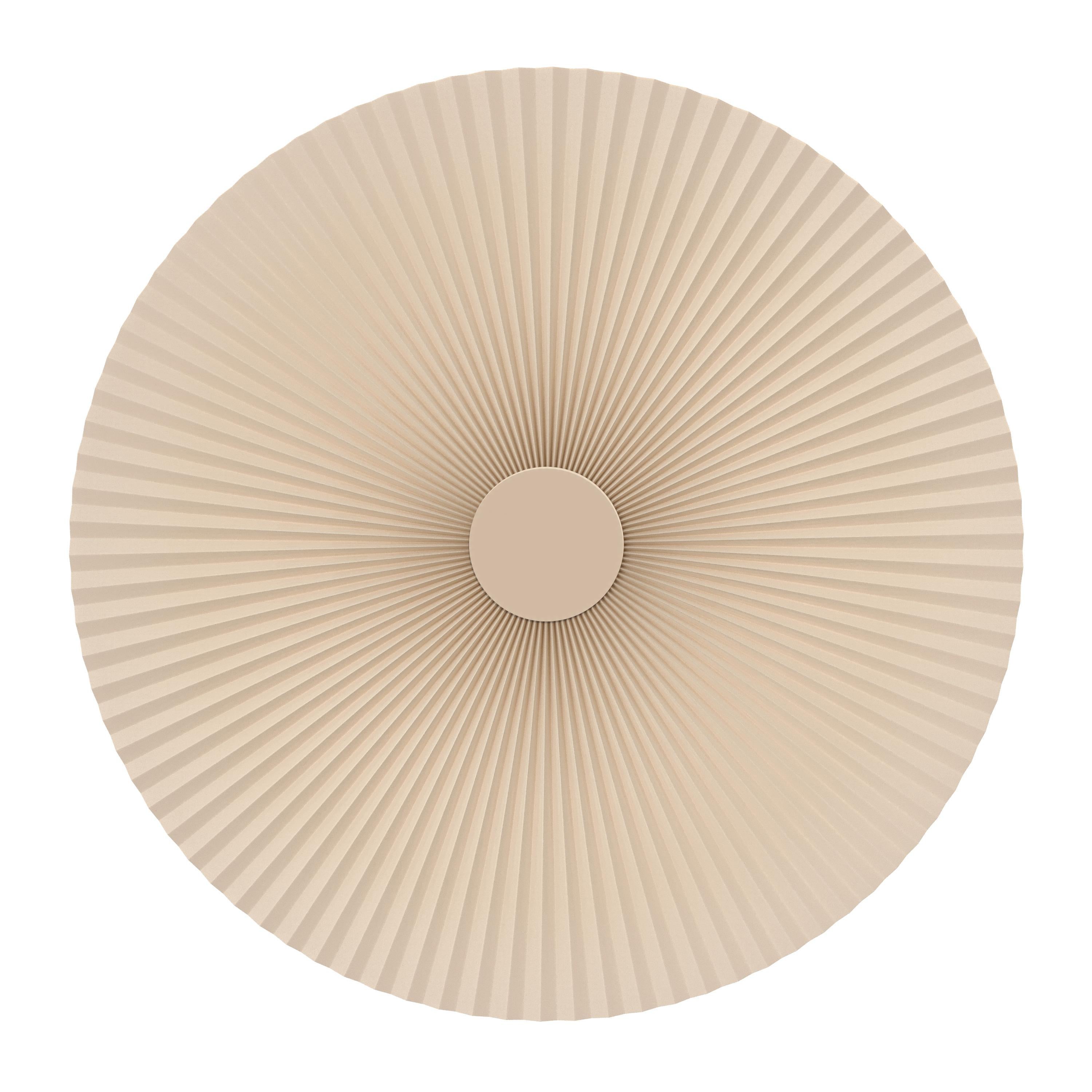 Carmen-Wandleuchte M aus goldenem Sand von HARTO
Abmessungen: B 90 x T 7 x H 90 cm. 
MATERIALIEN: Textil laminiert auf PET: 1 Seite 100% Polyester / 1 Seite 100% Baumwolle, Lackiertes Metall. 
Gewicht: 1.5 kg

In einem Schlafzimmer, im Wohnzimmer