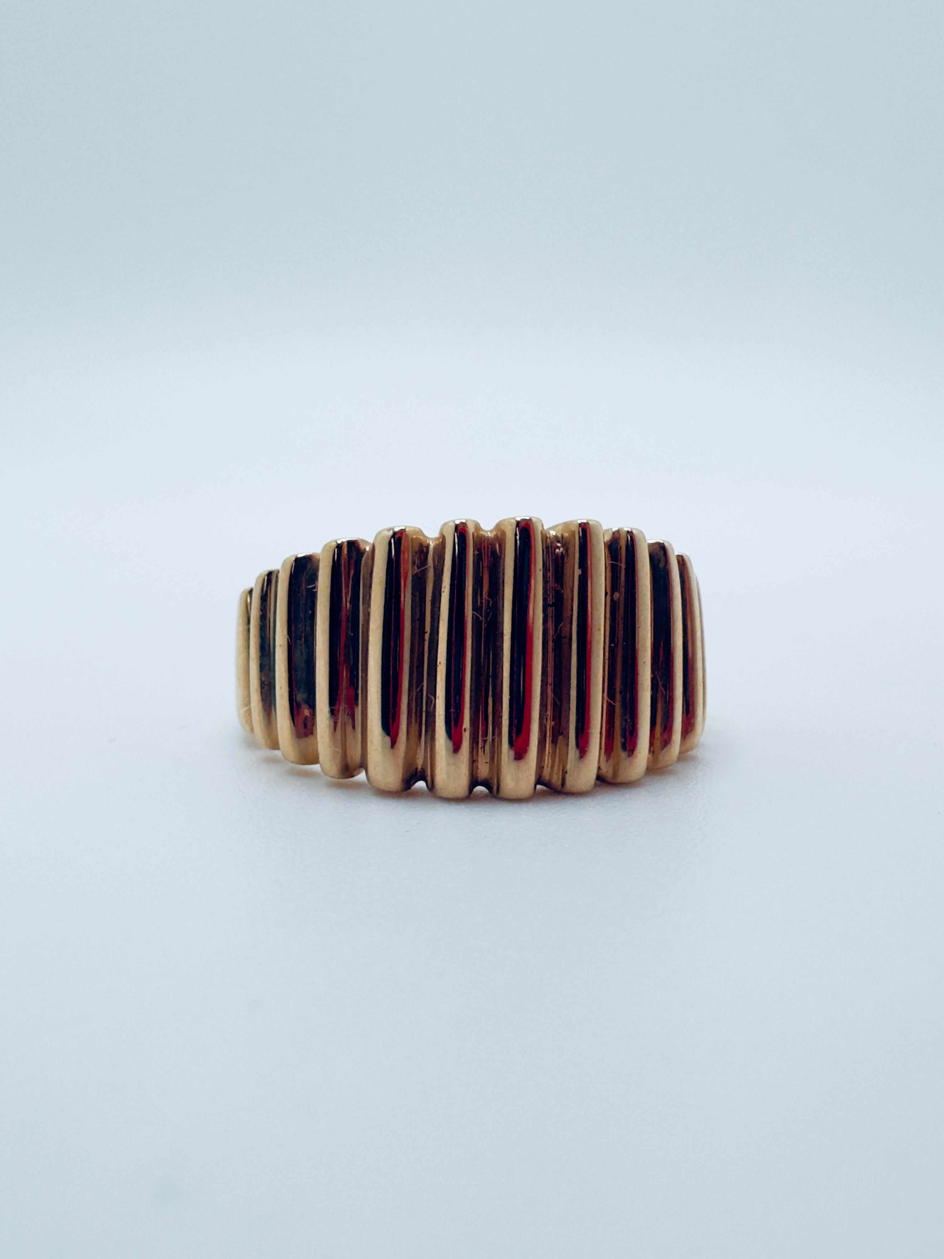 Dieser auffällige Ring aus 14 Karat Gelbgold besticht durch sein kühnes und zugleich raffiniertes Design. Die elegante Wellenform des Deckels auf der Oberseite verleiht ihm ein einzigartiges, strukturiertes Aussehen, das seine optische Tiefe und