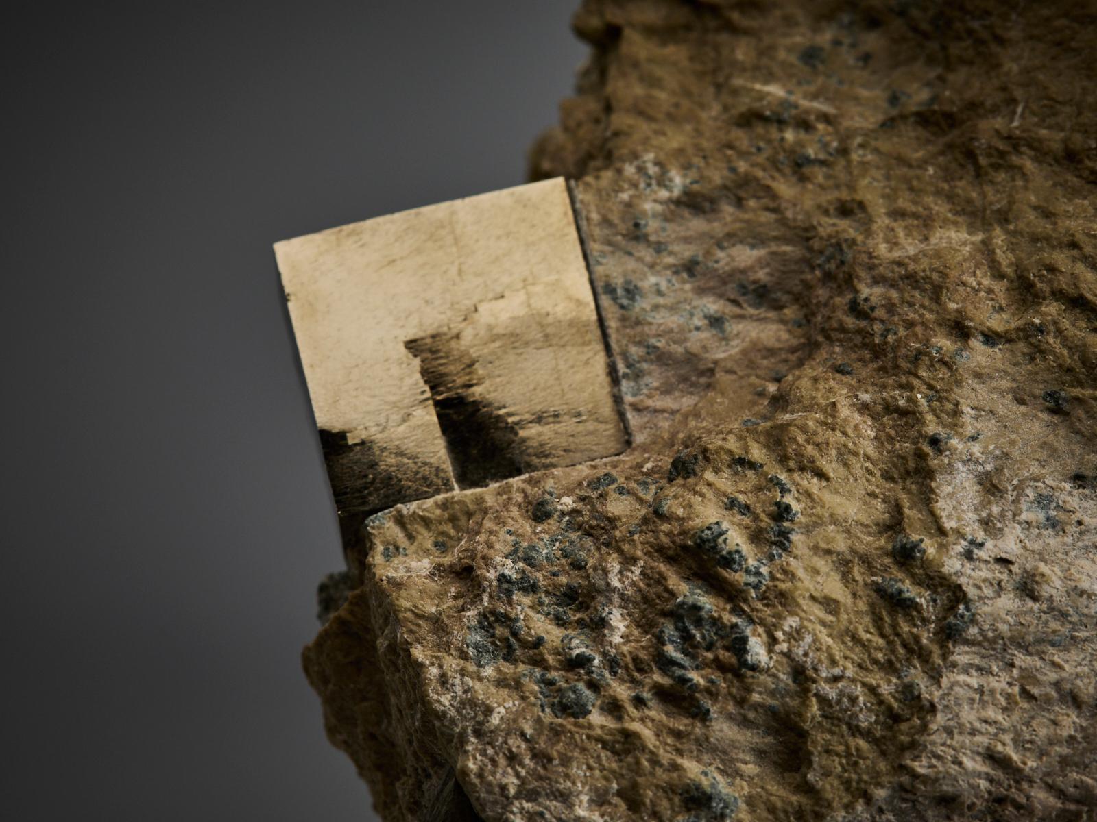 Golden Sculptural Pyrite Formation in vendita 5