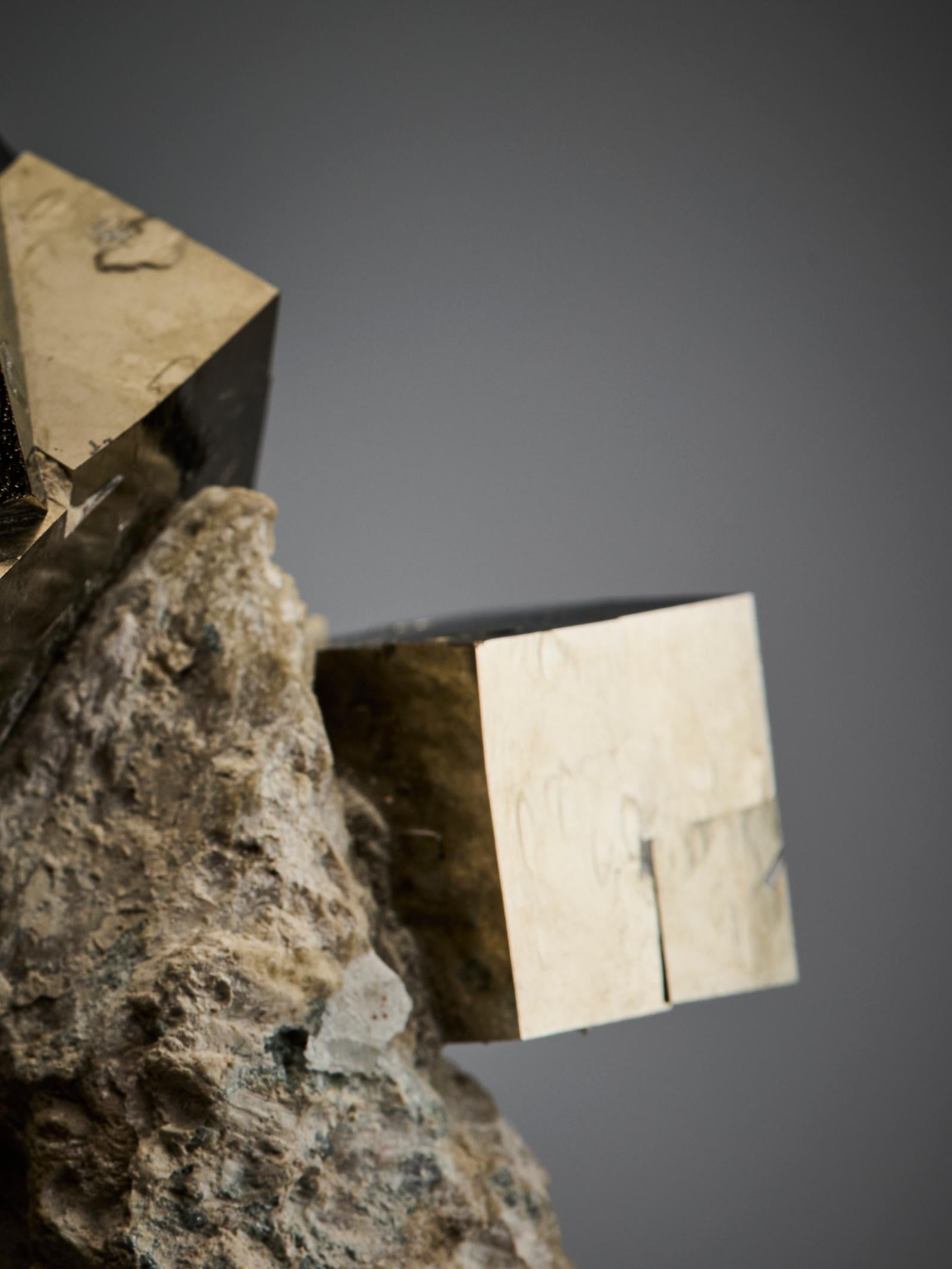 Golden Sculptural Pyrite Formation in vendita 6