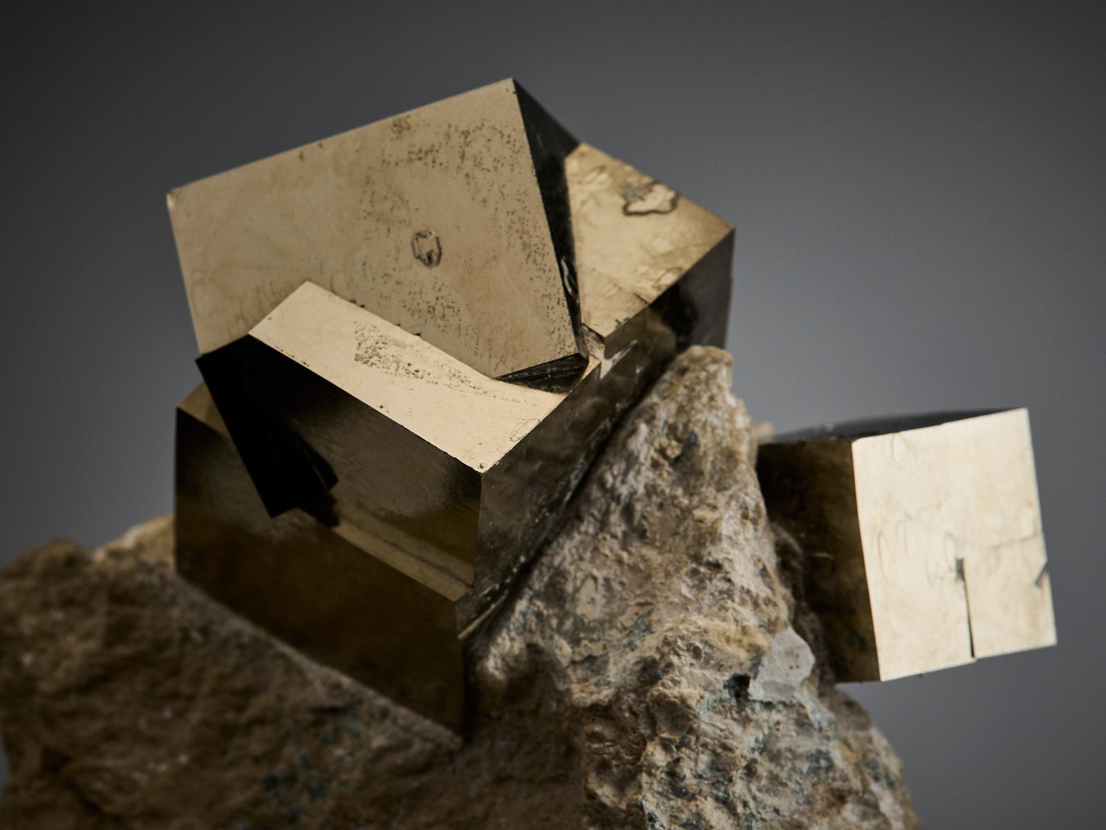 Golden Sculptural Pyrite Formation in vendita 7