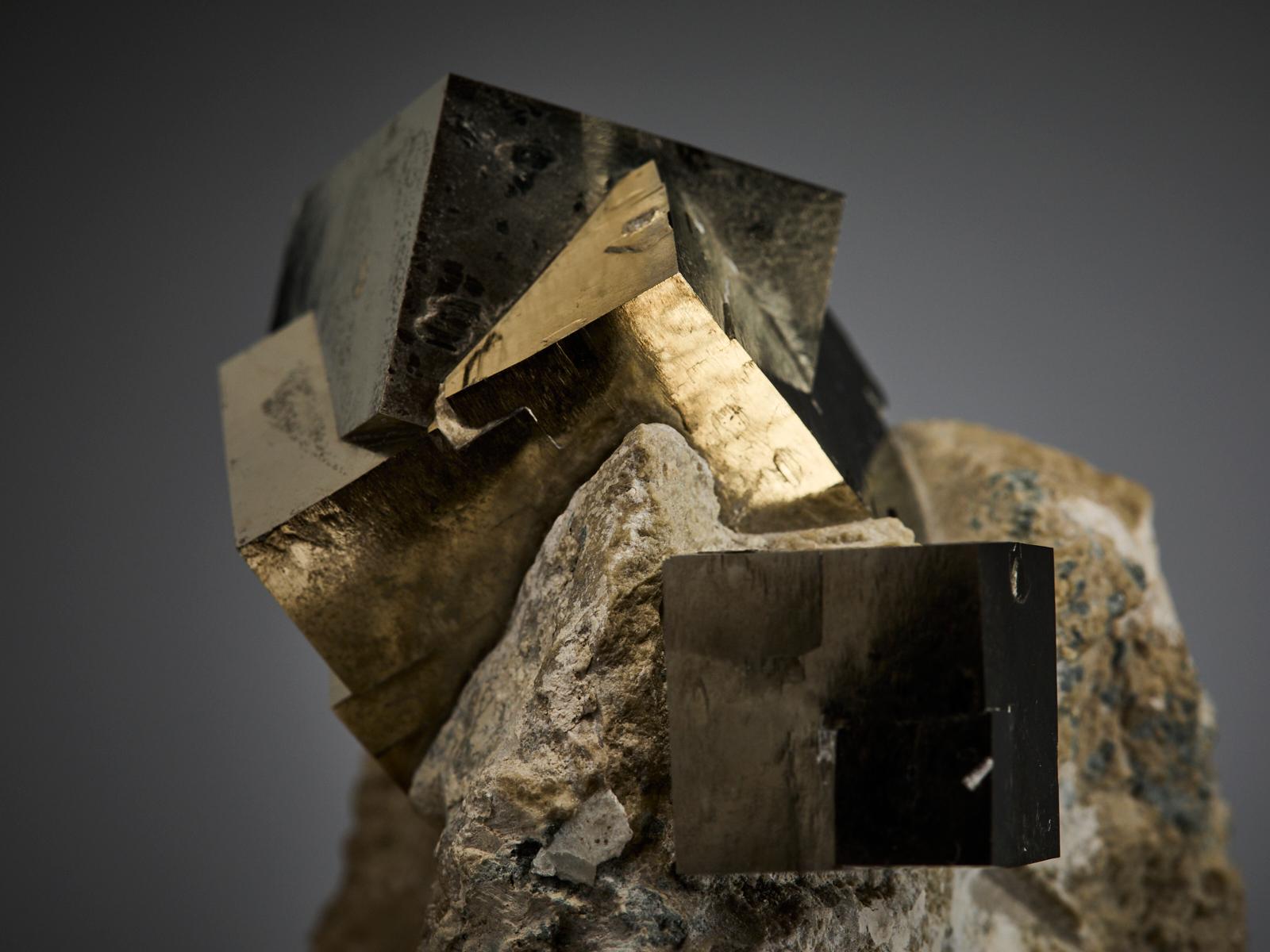 Golden Sculptural Pyrite Formation in vendita 8