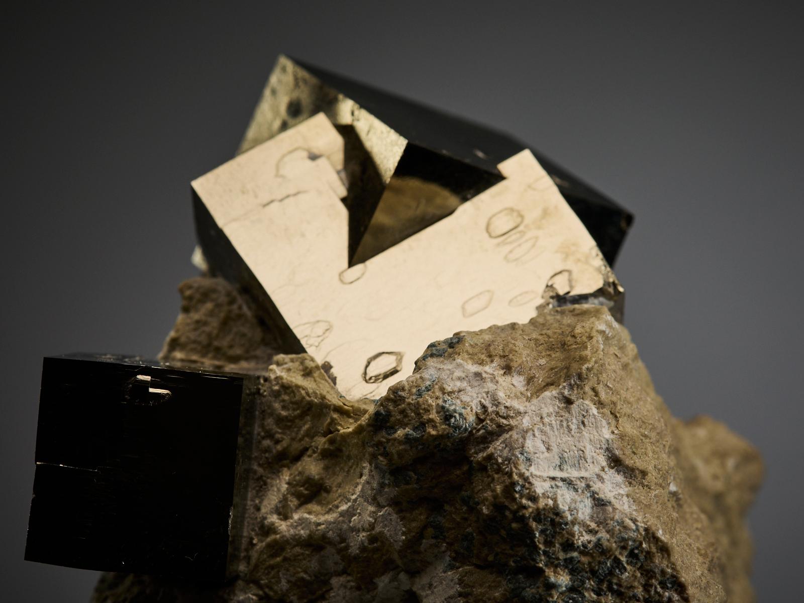 Golden Sculptural Pyrite Formation in vendita 10