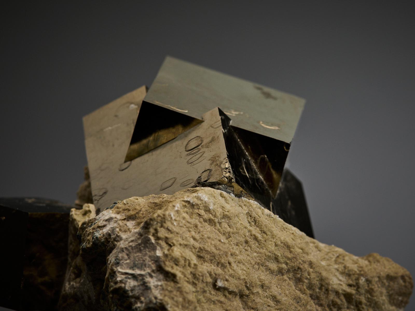 Golden Sculptural Pyrite Formation in vendita 11
