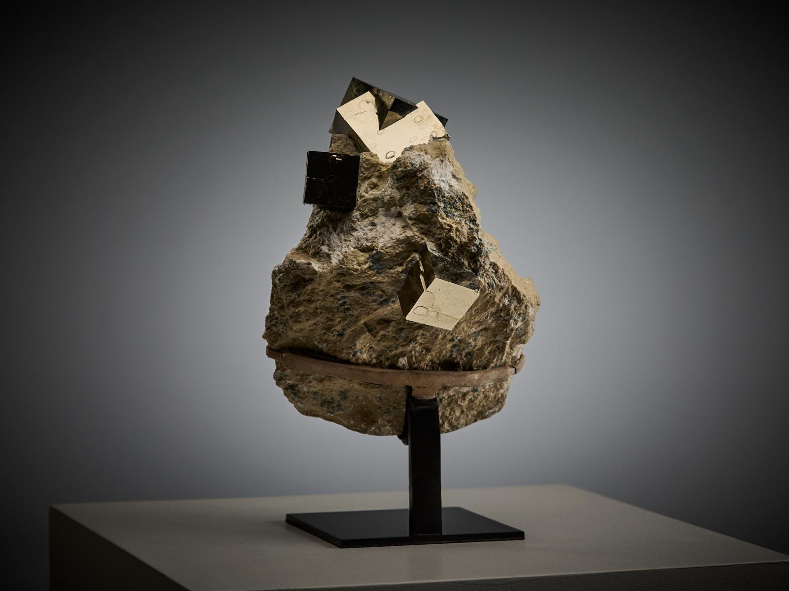 Golden Sculptural Pyrite Formation In condizioni ottime in vendita a London, GB