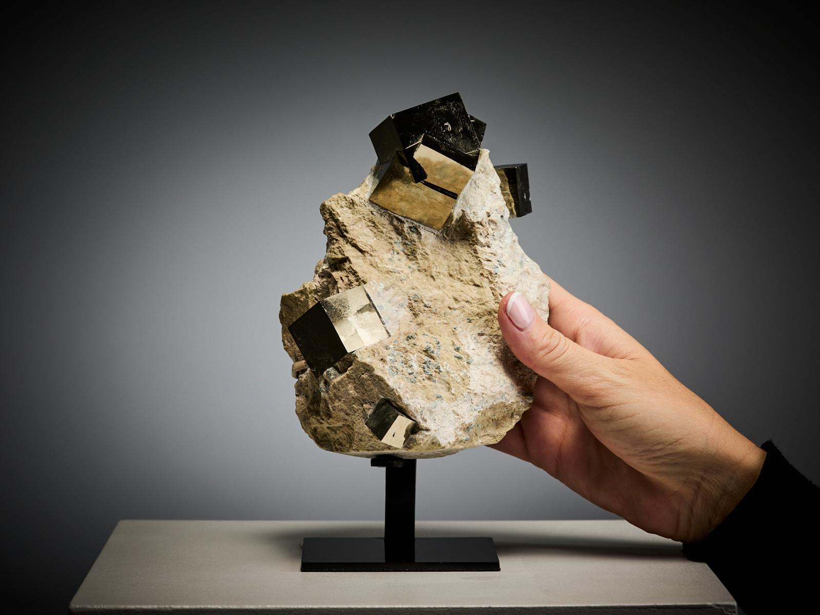 Golden Sculptural Pyrite Formation in vendita 1