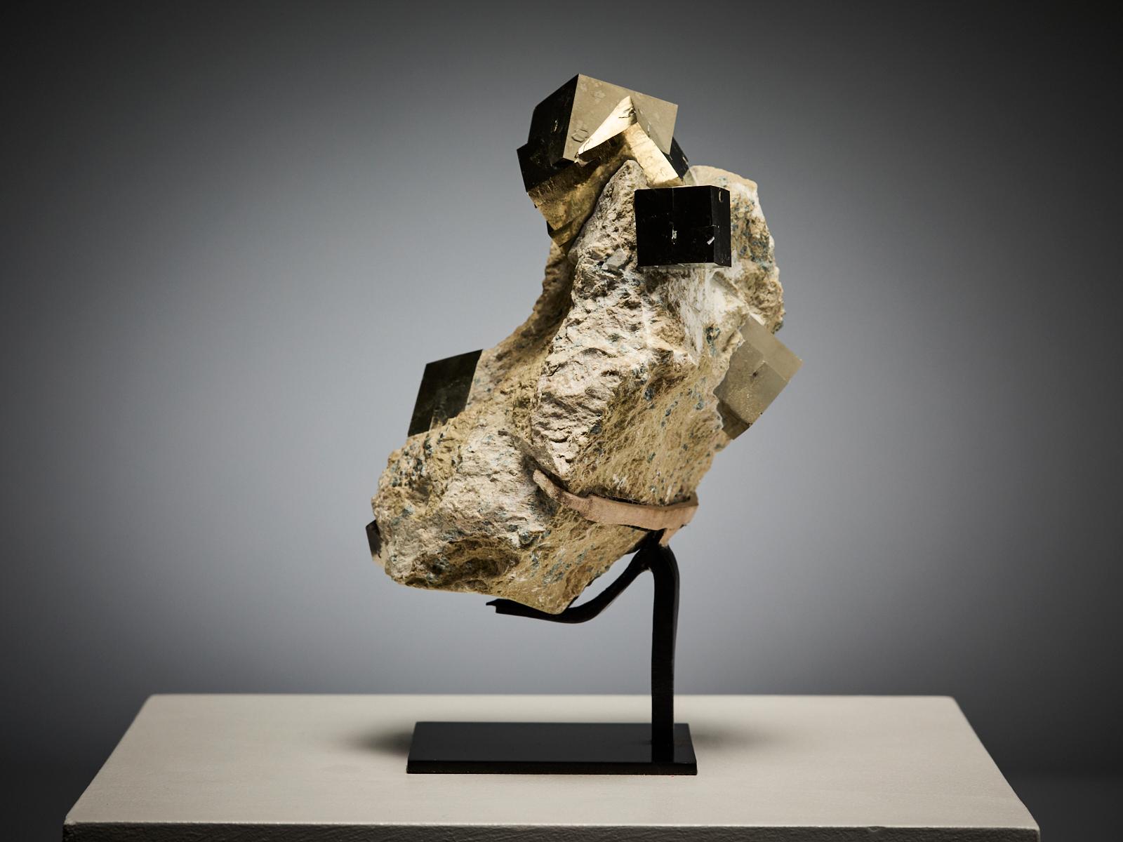 Golden Sculptural Pyrite Formation in vendita 2