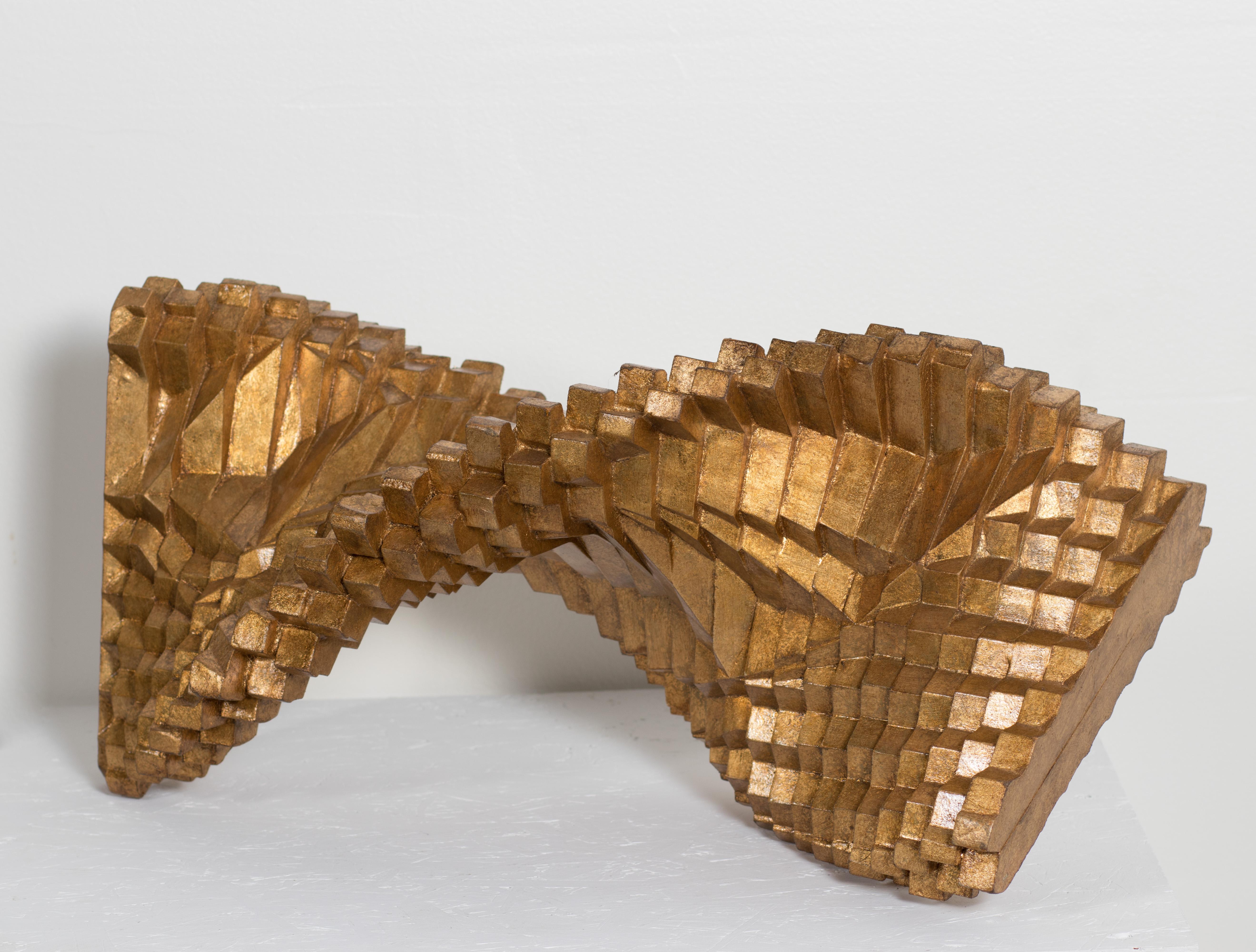Andrea Macruz develops this unique piece made in partnership with the sculptor Mario Lopomo. It is made in plywood and a coating in golden leaf. 

 