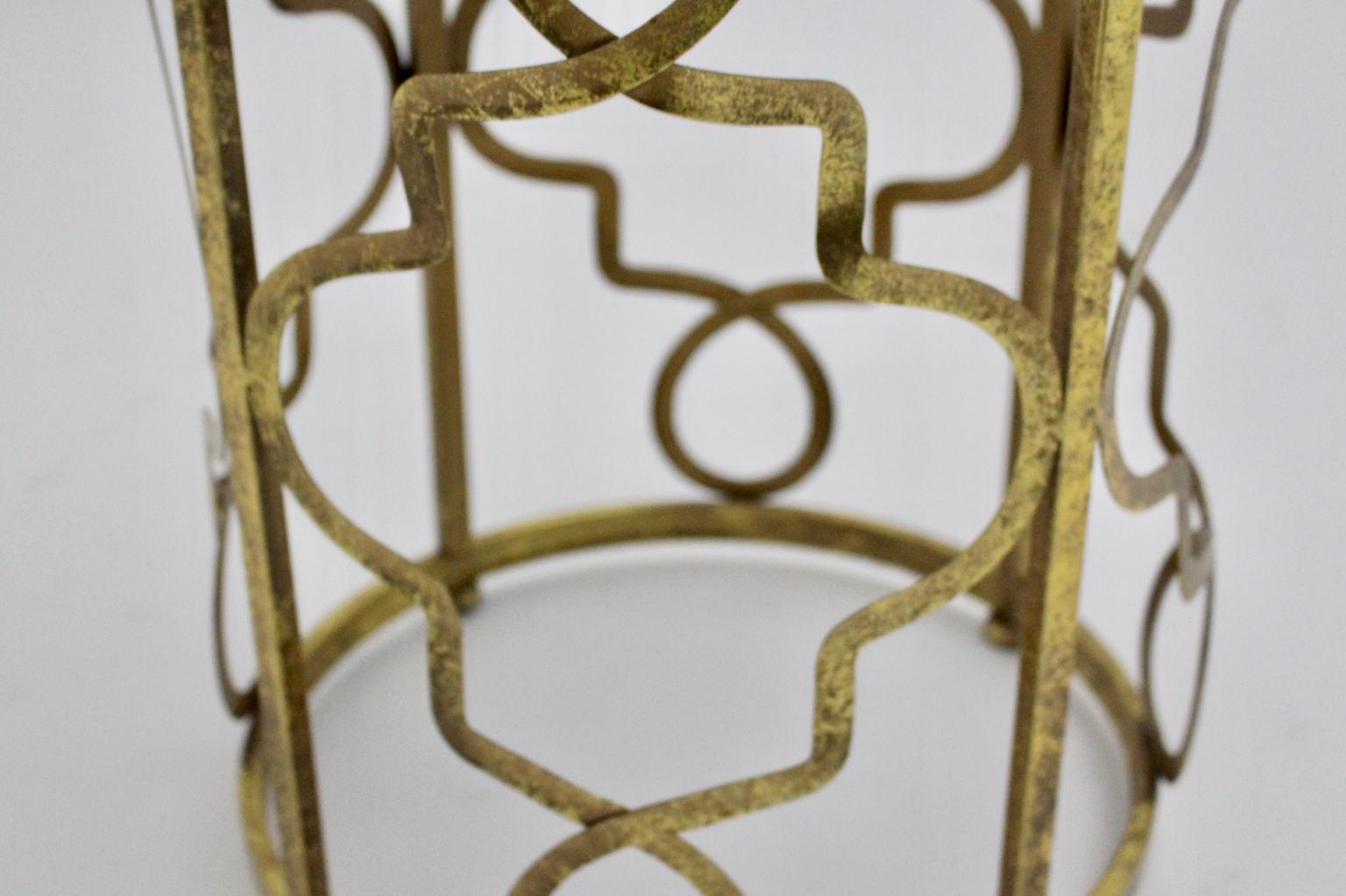 Moderner skulpturaler goldener Vintage-Beistelltisch mit Spiegel-Glasplatte, Italien 1980er Jahre im Angebot 7