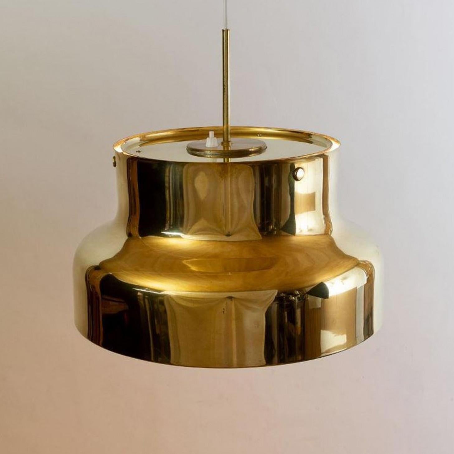 1 des 3 lampes Bumling pedant Produites en Suède par Ateljé Lyktan, 1960s Design/One. Diamètre de 15,8 pouces/40 cm. Complet avec diffuseur en acrylique.

En très bon état vintage. Pas de légère patine. Le prix indiqué est celui d'une (1) lampe.