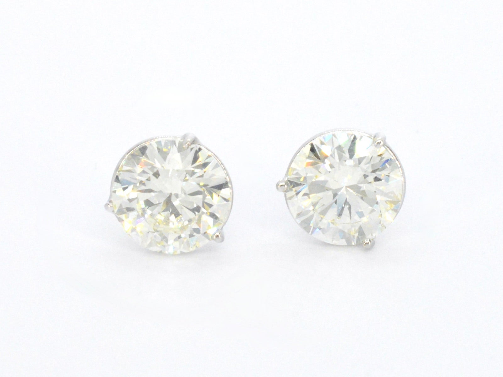 Boucles d'oreilles solitaire en or de 10,00 carats au total.